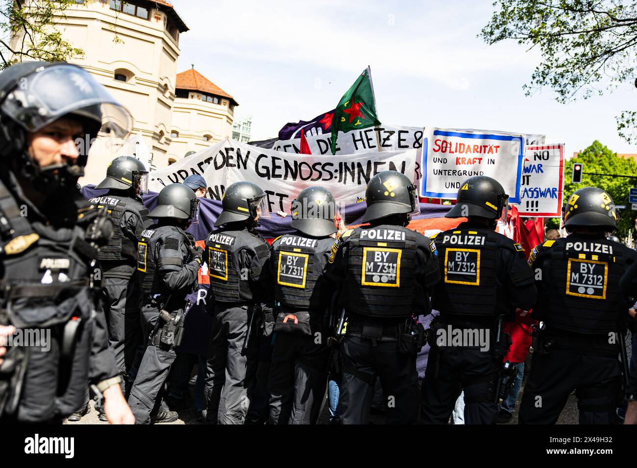 Monaco, Germania. 1° maggio 2024. Numerosi partecipanti si sono riuniti per la giornata rivoluzionaria di maggio 2024 a Monaco, Germania. Secondo l'appello, volevano "combattere rivoluzionario - contro la guerra, il razzismo e i tagli sociali" e fare riferimento a "la crisi climatica, la guerra in Ucraina e Gaza, la minaccia di escalation tra le potenze nucleari, la sorveglianza onnicomprensiva attraverso le nuove tecnologie". (Foto di Alexander Pohl/Sipa USA) credito: SIPA USA/Alamy Live News Foto Stock