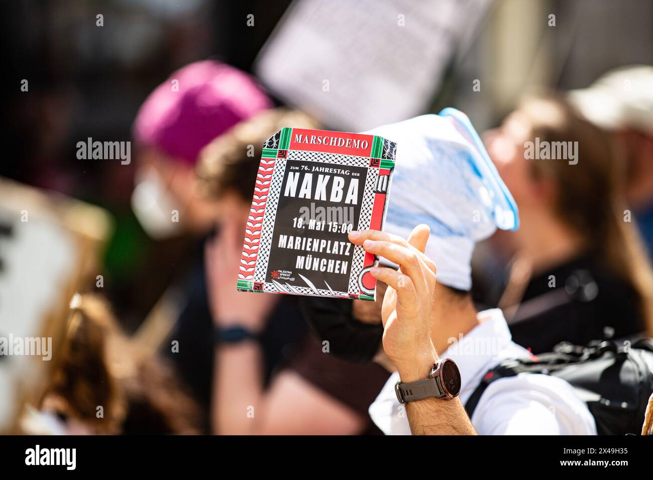 Monaco, Germania. 1° maggio 2024. Annuncio per la demo Nakba del 18 maggio. Numerosi partecipanti si sono riuniti per la giornata rivoluzionaria di maggio 2024 a Monaco, Germania. Secondo l'appello, volevano "combattere rivoluzionario - contro la guerra, il razzismo e i tagli sociali" e fare riferimento a "la crisi climatica, la guerra in Ucraina e Gaza, la minaccia di escalation tra le potenze nucleari, la sorveglianza onnicomprensiva attraverso le nuove tecnologie". (Foto di Alexander Pohl/Sipa USA) credito: SIPA USA/Alamy Live News Foto Stock