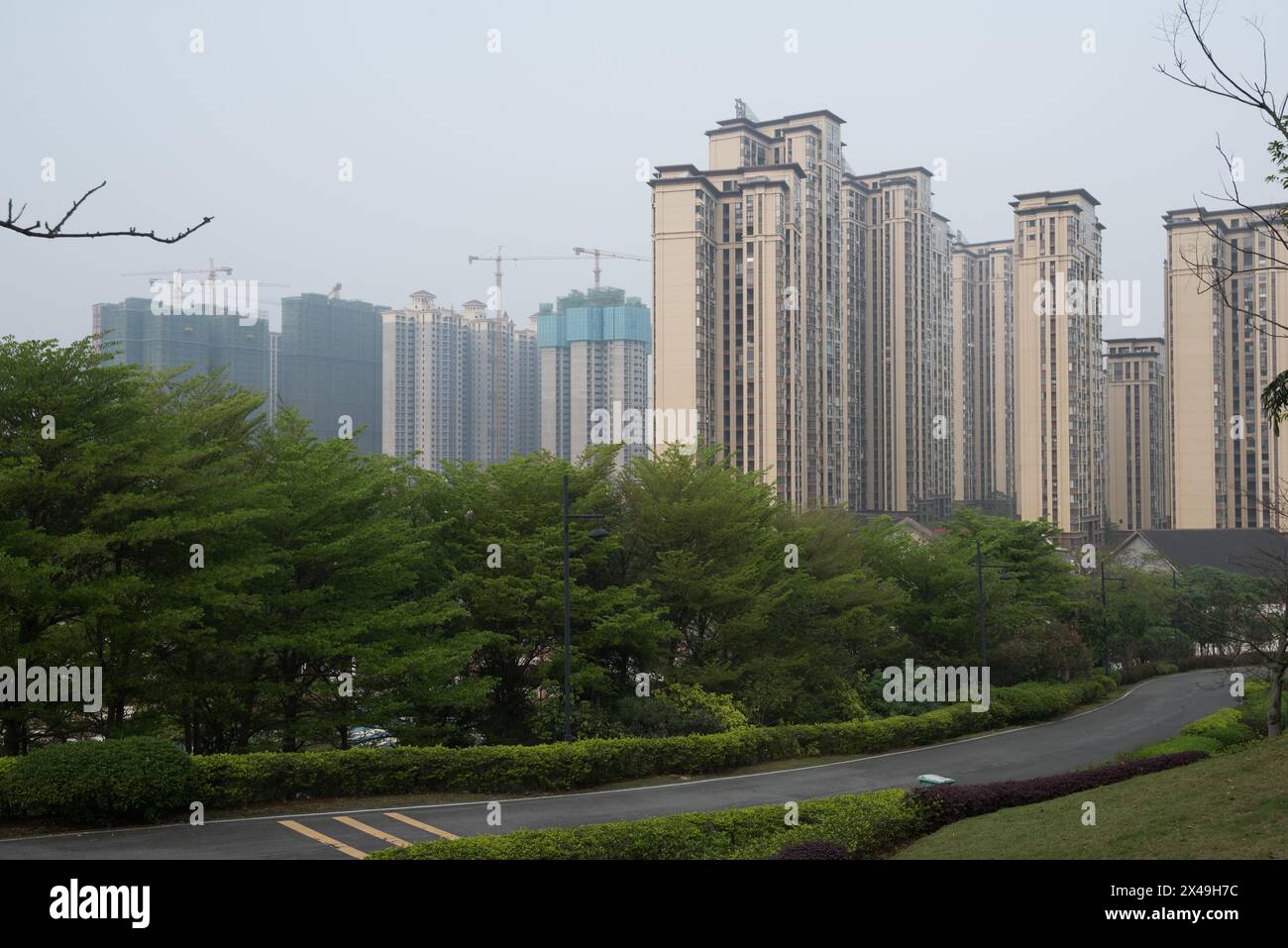 Baise City, Guangxi, Cina - 30 marzo 2023: Una scena al Baise Garden Expo. In lontananza si trova un alto complesso residenziale Foto Stock