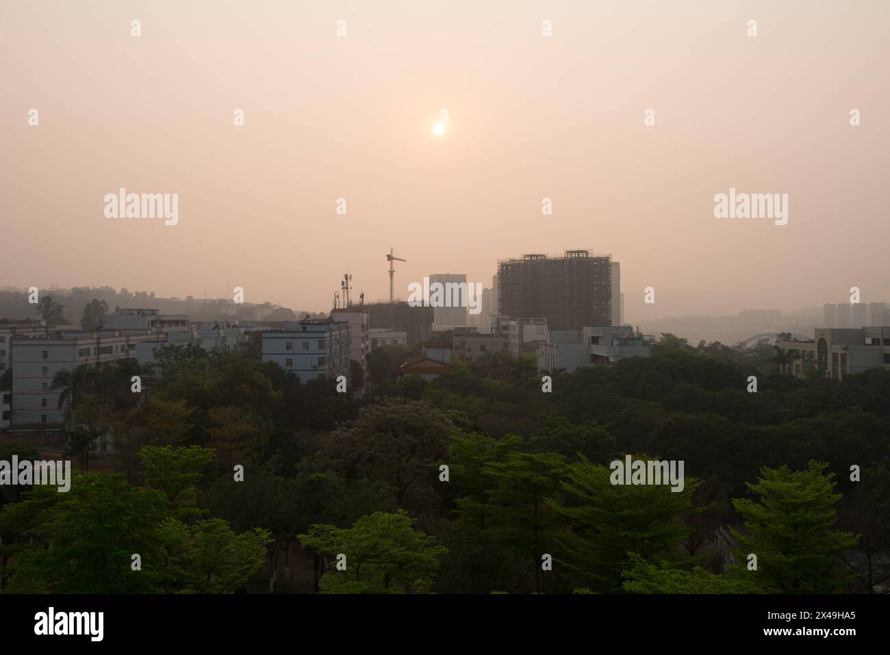 Città di Baise, Guangxi, Cina - 30 marzo 2023: Città di Baise durante l'inquinamento atmosferico e il clima foschia Foto Stock