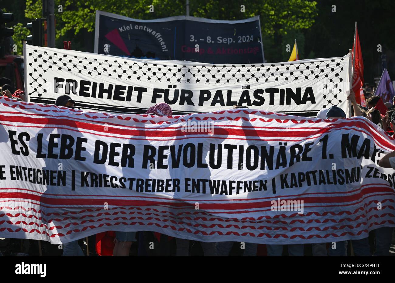 Berlino, Germania. 1° maggio 2024. I partecipanti alla "dimostrazione rivoluzionaria del giorno di maggio" raccolgono e tengono striscioni con la scritta "libertà per la Palestina" e "lunga vita al giorno rivoluzionario di maggio". La manifestazione, richiesta dai gruppi di sinistra e di estrema sinistra, è quella di passare attraverso Kreuzberg e Neukölln. Crediti: Sebastian Gollnow/dpa/Alamy Live News Foto Stock