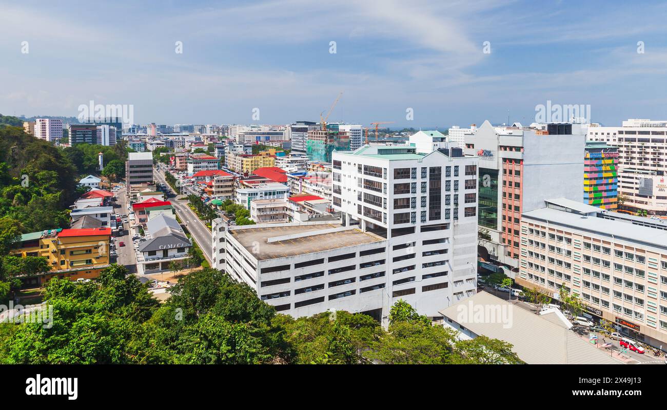 Kota Kinabalu, Malesia - 17 marzo 2019: Paesaggio urbano panoramico con il quartiere centrale di Kota Kinabalu, vista aerea con edifici moderni Foto Stock