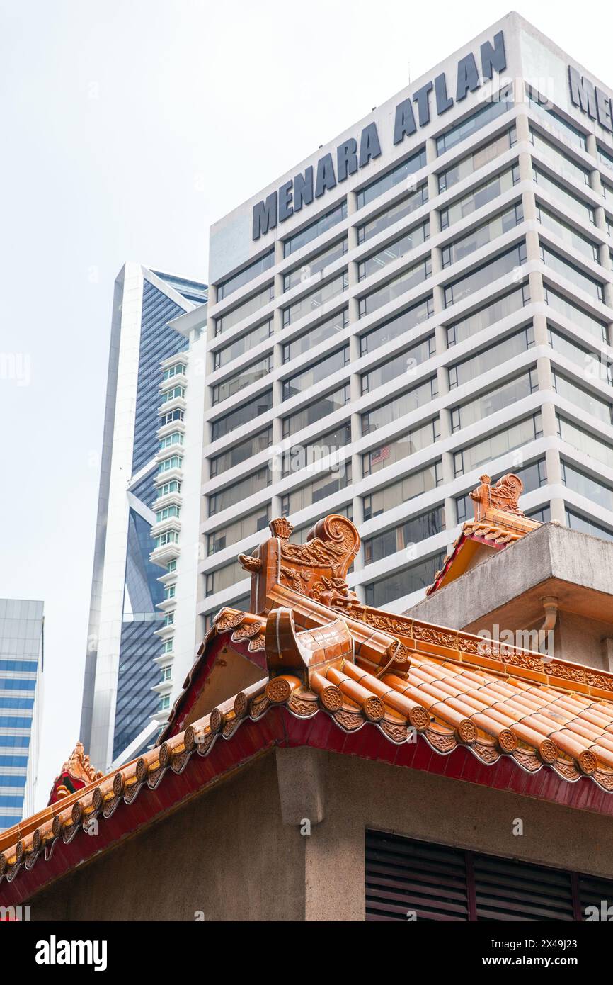 Kuala Lumpur, Malesia - 25 novembre 2019: Vista sulla strada del centro di Kuala Lumpur, edificio per uffici Menara Atlan Foto Stock