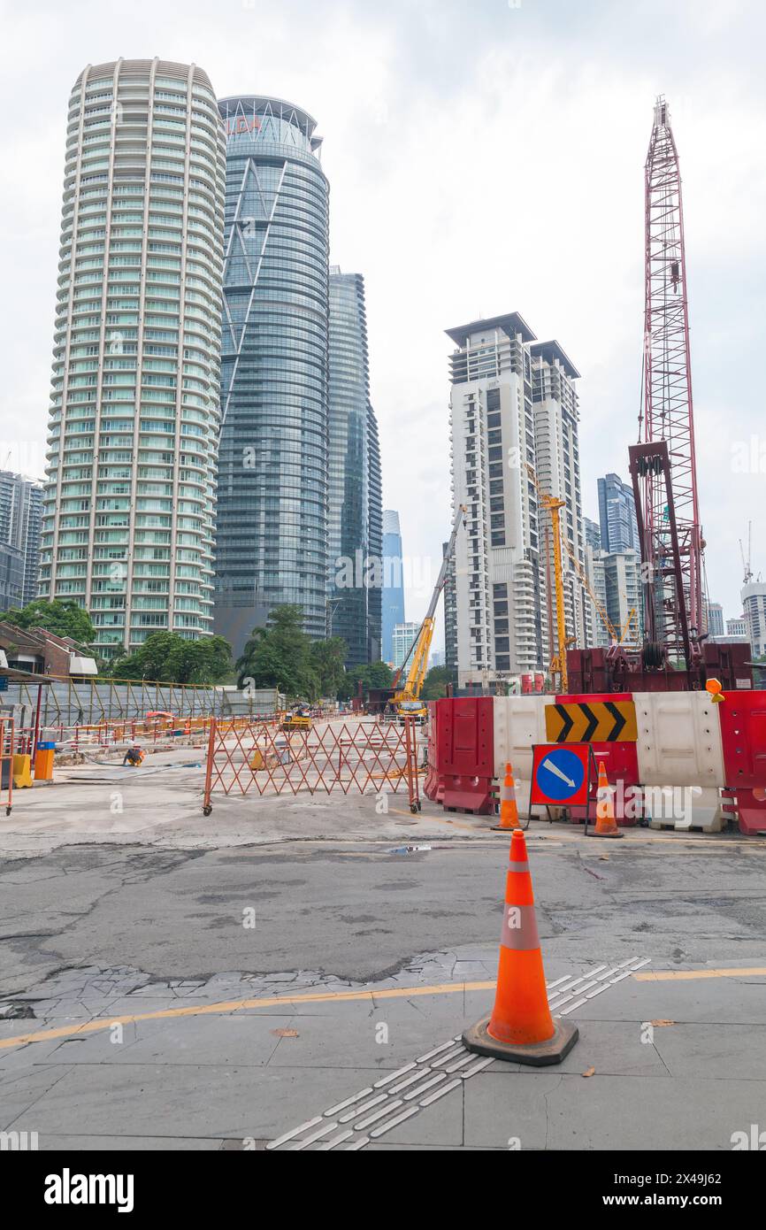 Kuala Lumpur, Malesia - 25 novembre 2019: Vista sulla strada del centro di Kuala Lumpur, cantiere con gru e recinzioni Foto Stock