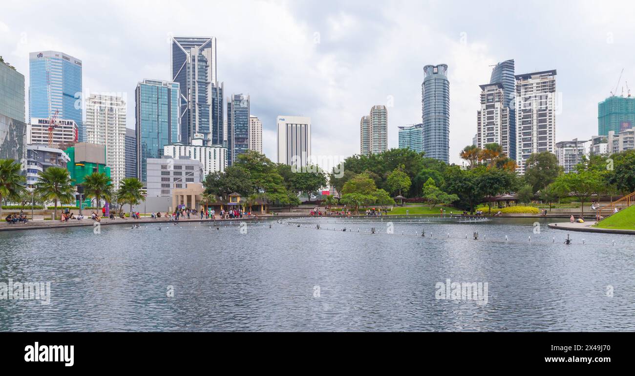 Kuala Lumpur, Malesia - 25 novembre 2019: Parco KLCC diurno, foto di strada con lago e edifici moderni sullo sfondo Foto Stock