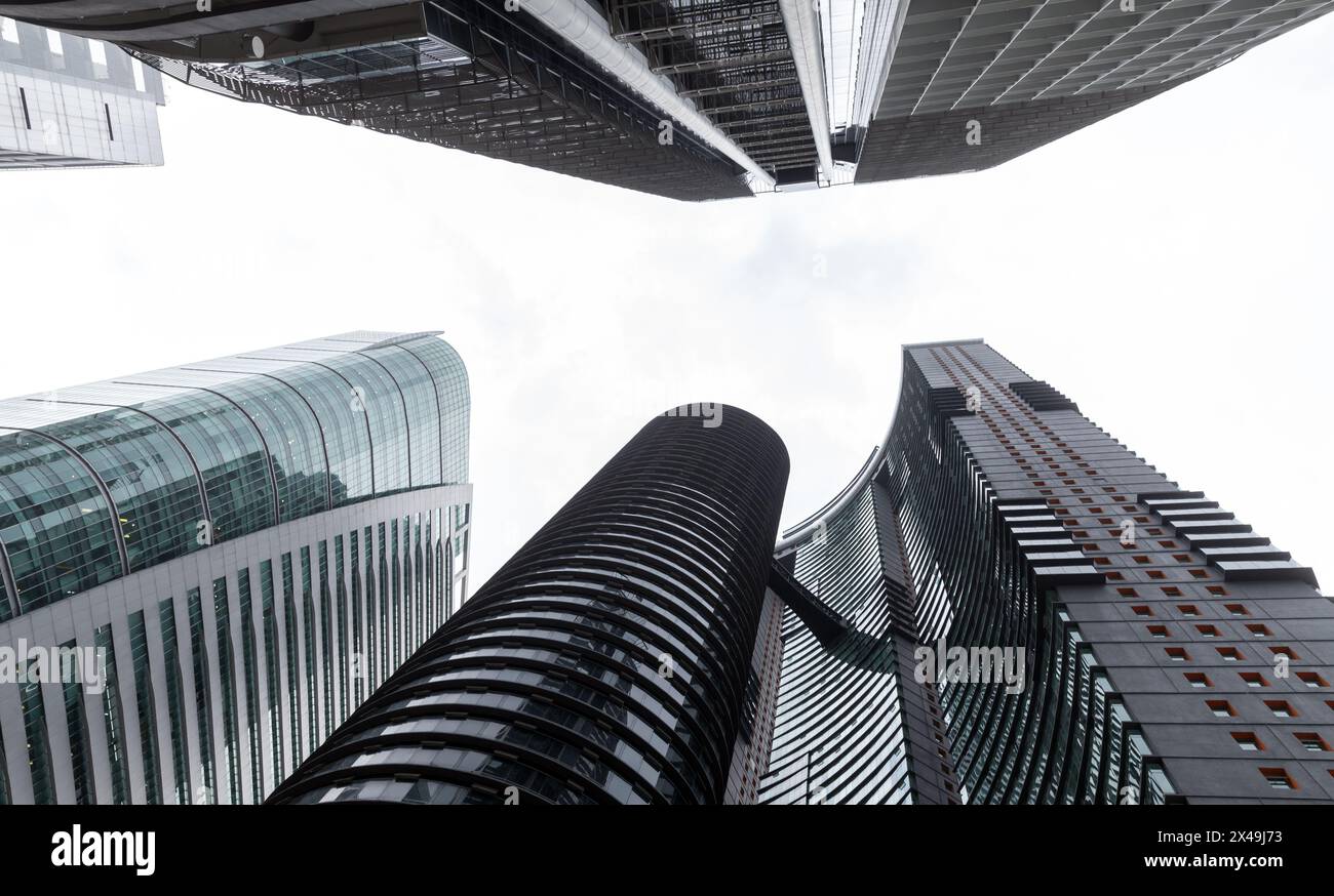 Kuala Lumpur, Malesia - 25 novembre 2019: Lo skyline del centro di Kuala Lumpur, alti e moderni edifici sono sotto un cielo nuvoloso e luminoso Foto Stock