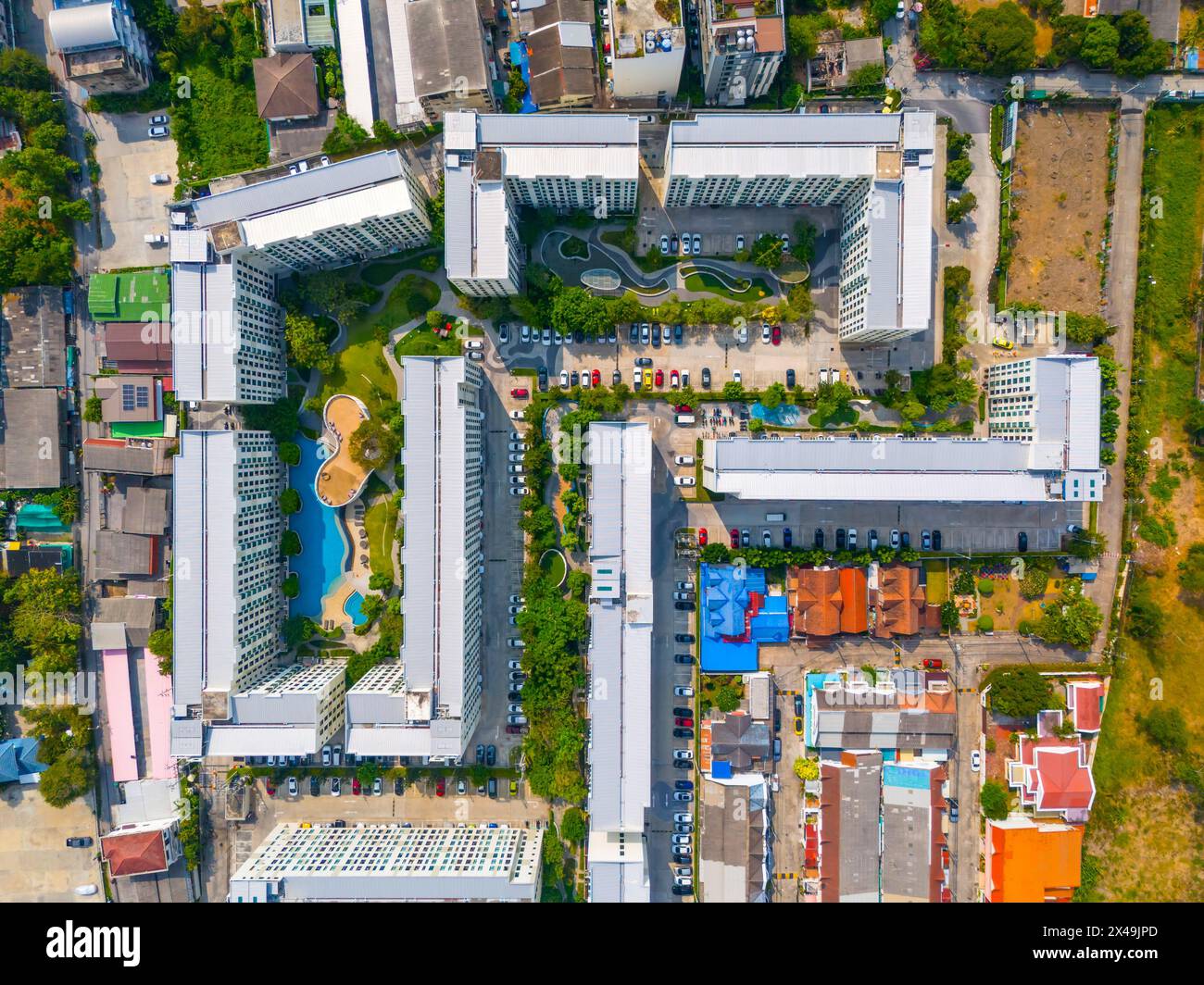 Complesso residenziale con piscina condominiale con vista aerea tra edifici bassi. Foto Stock