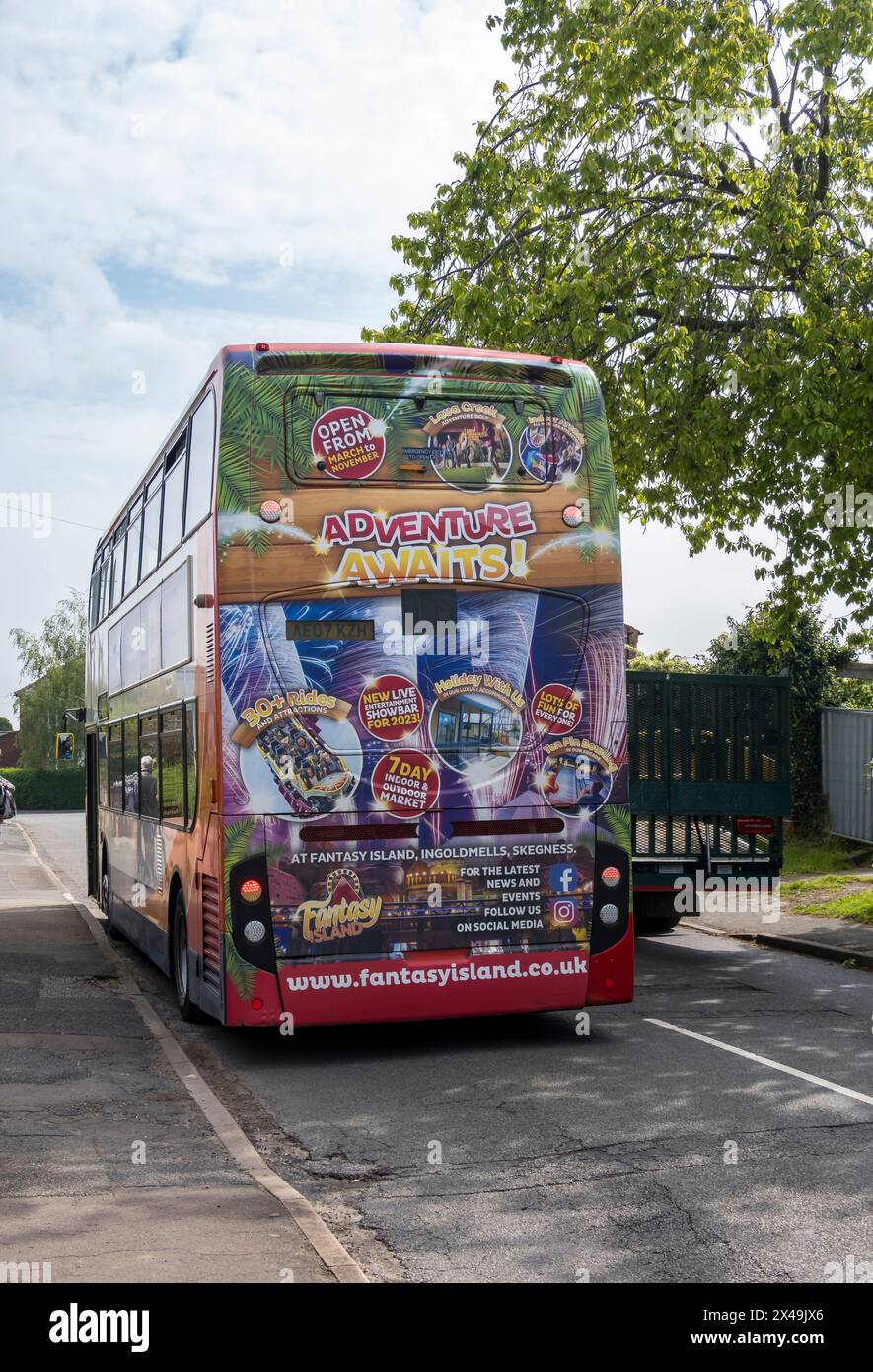 Pubblicità per Fantasy Island Skegness, Lincolnshire, Inghilterra, Regno Unito, sul retro dell'autobus a due piani Foto Stock