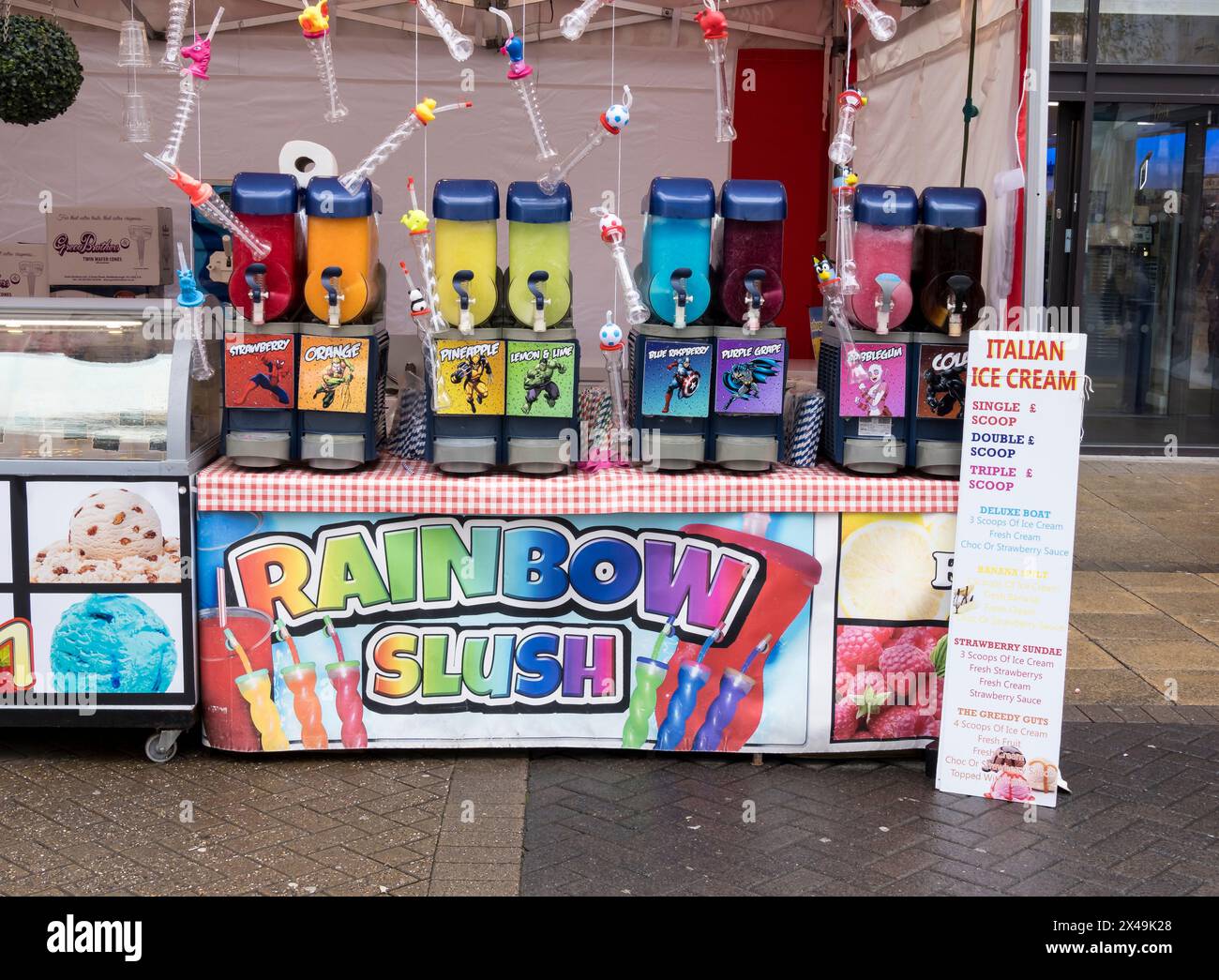 Rainbow Slush su gelateria italiana, High Street, Lincoln City, Lincolnshire, Inghilterra, REGNO UNITO Foto Stock