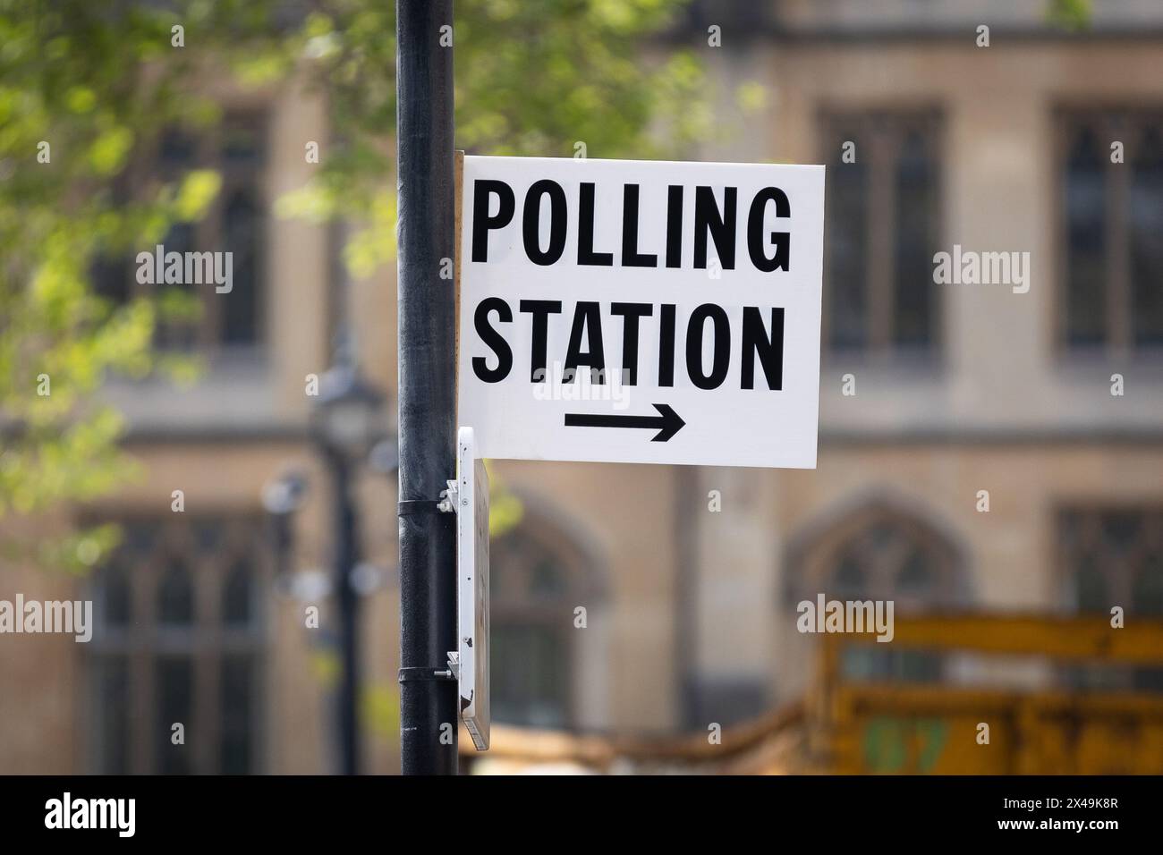 Un segnale che indica un posto elettorale in vista delle elezioni locali di domani a Westminster, Londra. Domani si terranno le elezioni locali in varie parti del Regno Unito, in cui si prevede che il partito conservatore al governo subirà un gran numero di perdite. Foto Stock