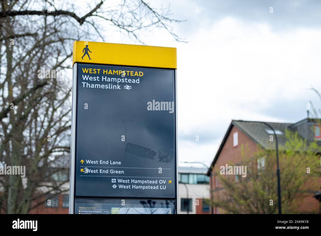 LONDRA - 2 APRILE 2024: Segnaletica della stazione di West Hampstead Thameslink nel nord ovest di Londra Foto Stock