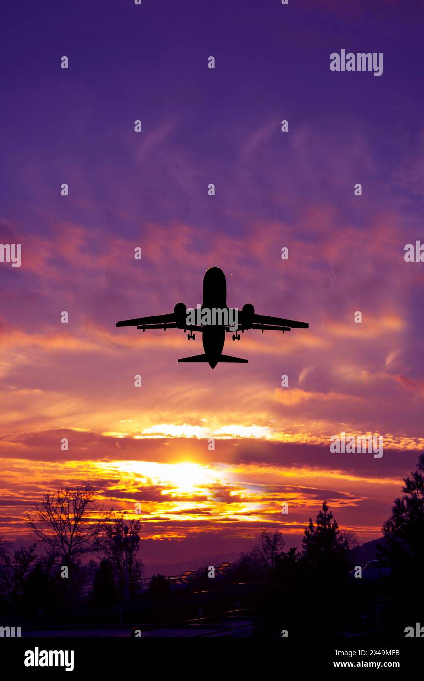 Passeggeri aerei commerciali che volano alla luce del tramonto. Concetto di viaggio veloce, vacanze e affari. Foto Stock