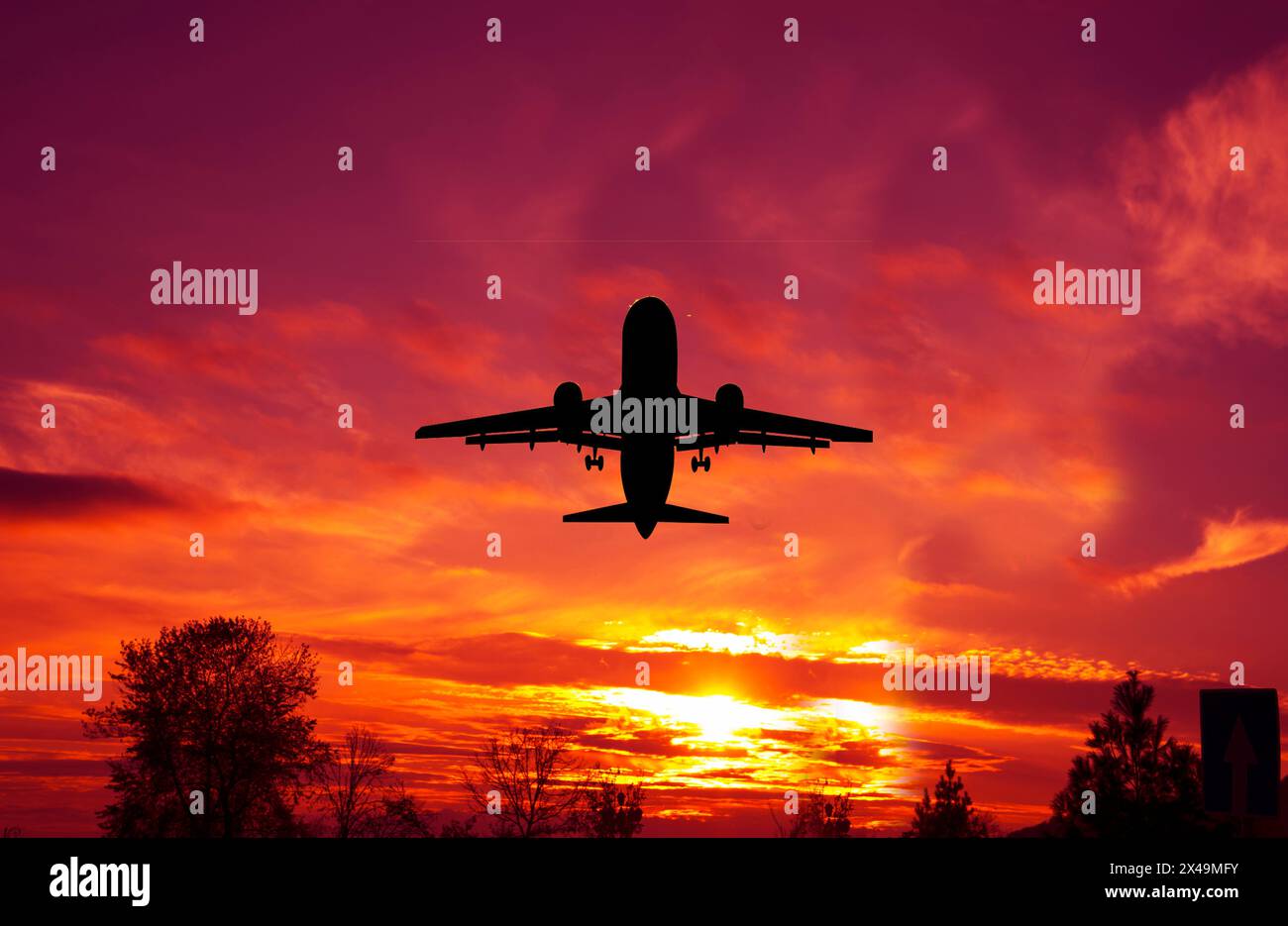 Passeggeri aerei commerciali che volano alla luce del tramonto. Concetto di viaggio veloce, vacanze e affari. Foto Stock