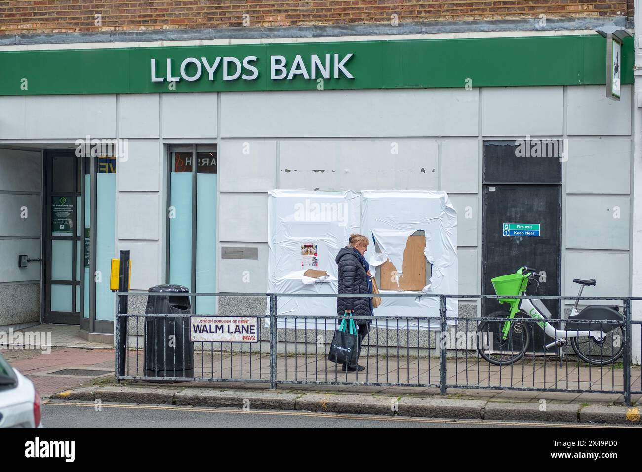 LONDRA - 4 APRILE 2024: Chiusura della Lloyds Bank a Willesden Green. Parte della grande tendenza di molte banche di lusso che chiudono in tutto il Regno Unito Foto Stock