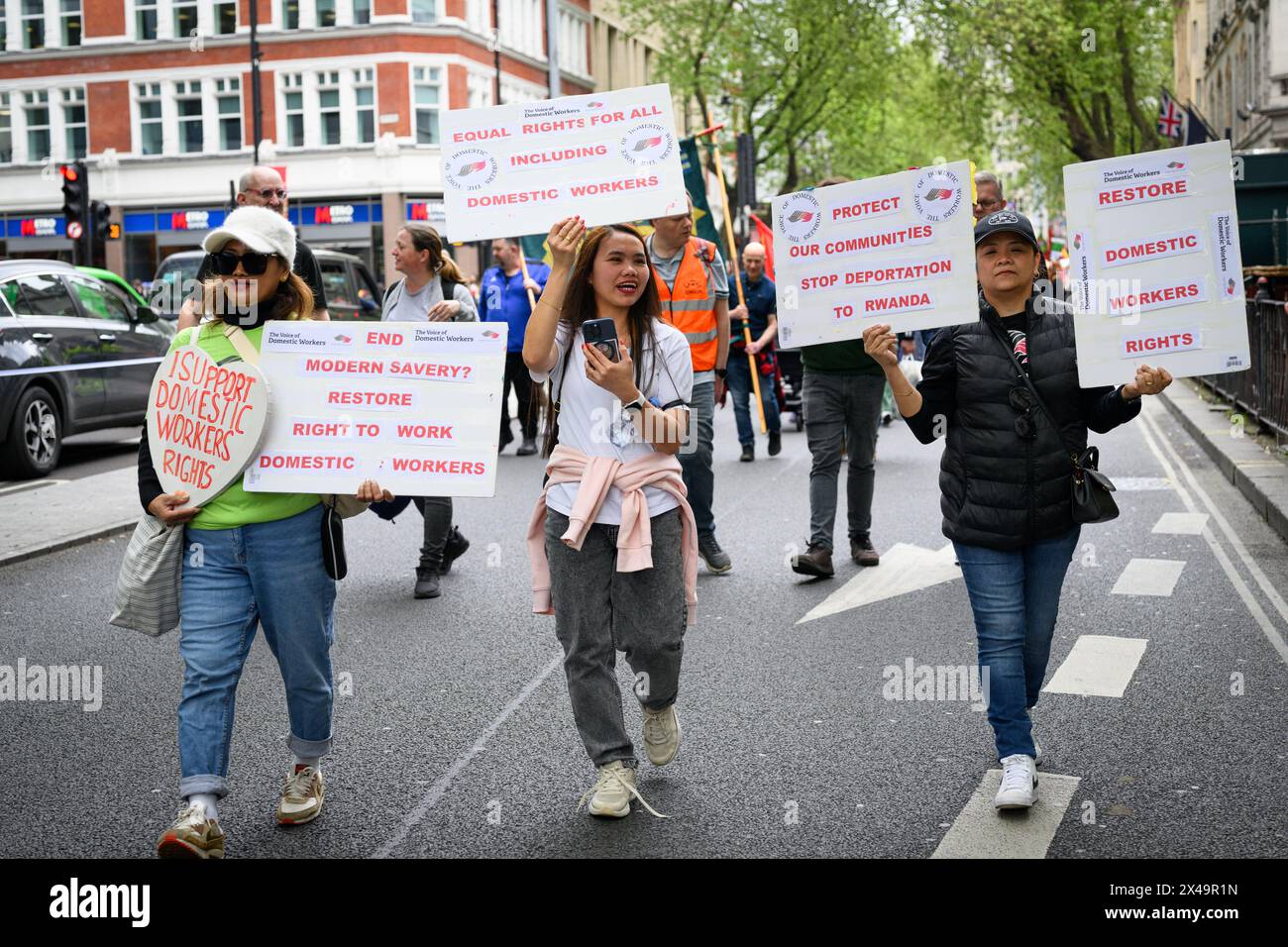 LONDRA, Regno Unito, 1° maggio 2024: I lavoratori sindacali marciano da Clerkenwell Green a Trafalgar Square nell'annuale rally del giorno di maggio di Londra. Il raduno è una celebrazione della solidarietà tra i lavoratori di tutto il mondo e una dimostrazione per la piena occupazione, i servizi pubblici, l'uguaglianza, l'antirazzismo e i diritti all'occupazione. Foto Stock