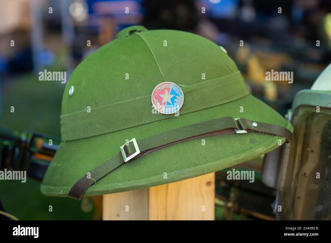 Cappello militare vietnamita verde con stemma comunista della guerra del Vietnam Foto Stock