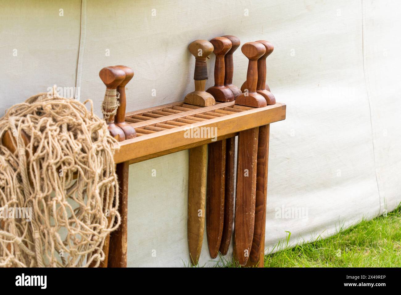 Antiche spade romane in legno, gladius in un campo militare Foto Stock