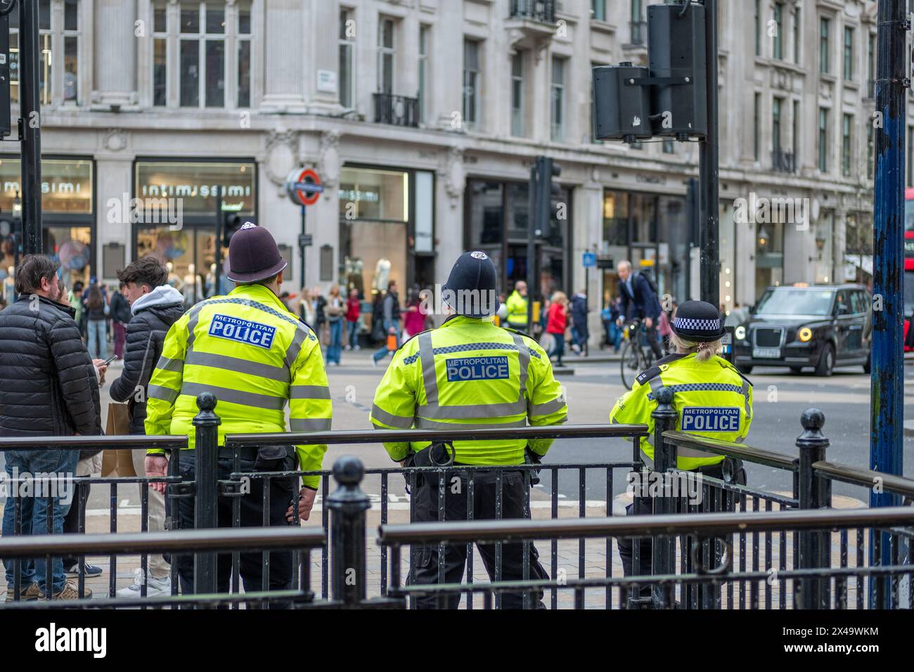 LONDRA - 4 APRILE 2024: Tre agenti di polizia incontrarono di pattuglia su Oxford Street Regent Street Foto Stock
