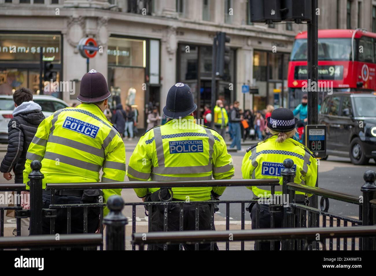 LONDRA - 4 APRILE 2024: Tre agenti di polizia incontrarono di pattuglia su Oxford Street Regent Street Foto Stock