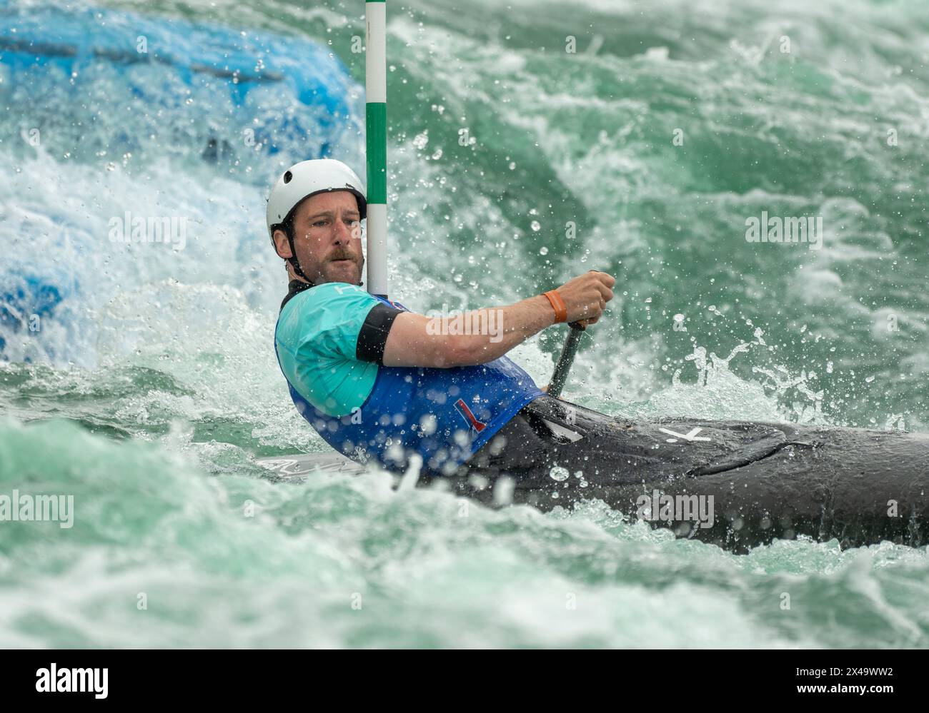 26 aprile 2024: Devin McEwan (54) durante gli US Olympic Mens Canoe Team Trials a Riversport a Oklahoma City, OK. Foto Stock