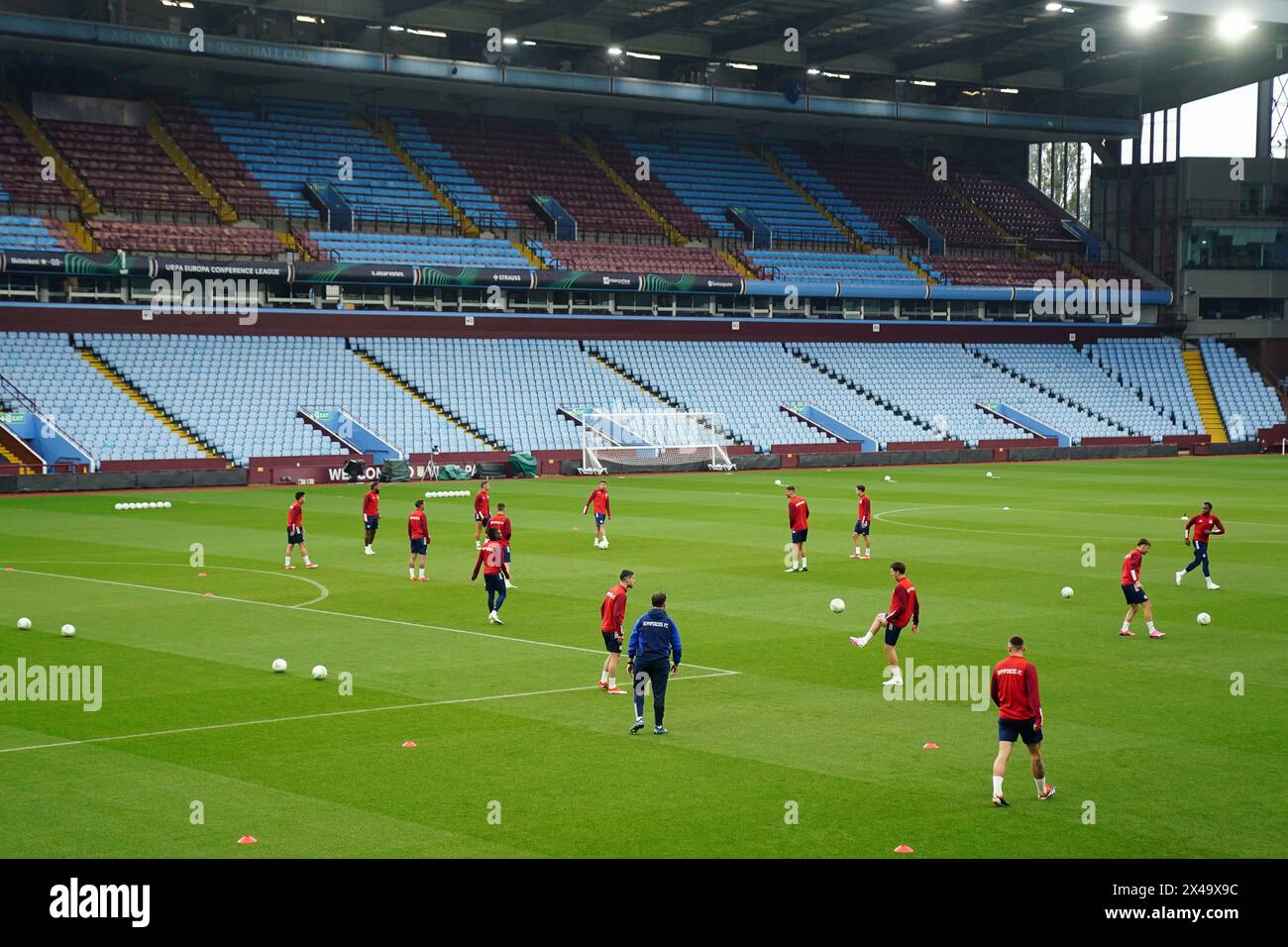 Vista generale dei giocatori dell'Olympiakos durante una sessione di allenamento a Villa Park, Birmingham. Data foto: Mercoledì 1 maggio 2024. Foto Stock