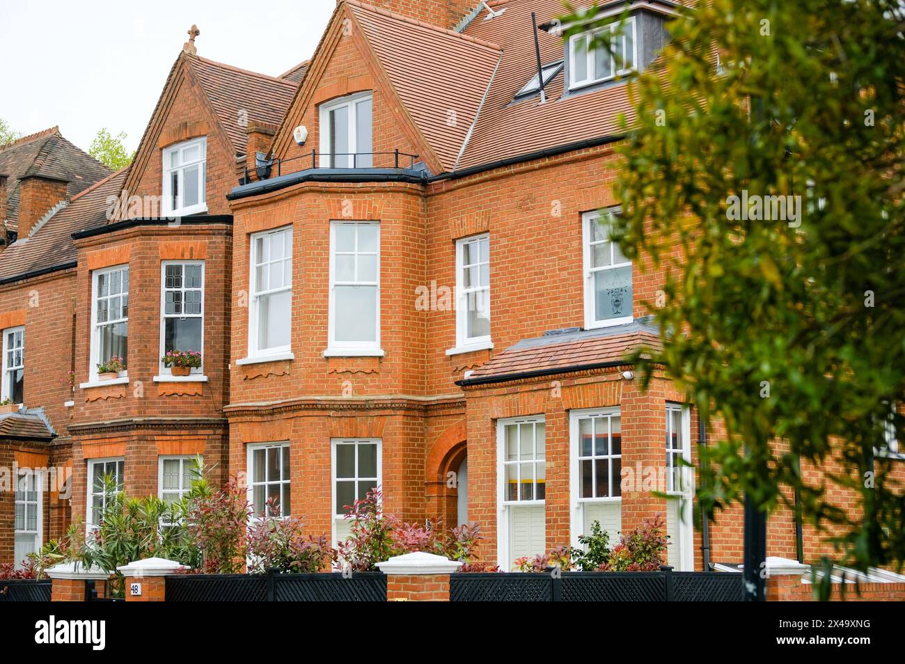 LONDRA - 22 APRILE 2024: Strada di grandi case di famiglia nella zona NW3 Hampstead / Belsize Park di Camden, nord-ovest di Londra Foto Stock