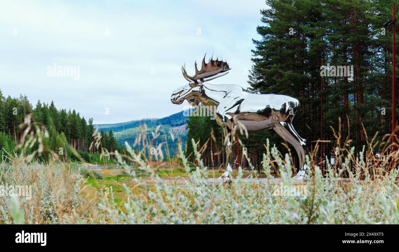 Una scintillante scultura di un alce conosciuto come Storelgen dalla statale 3; un must per gli appassionati di arte e fauna selvatica. Concetto: Arte, punto di riferimento, unicità, touri Foto Stock