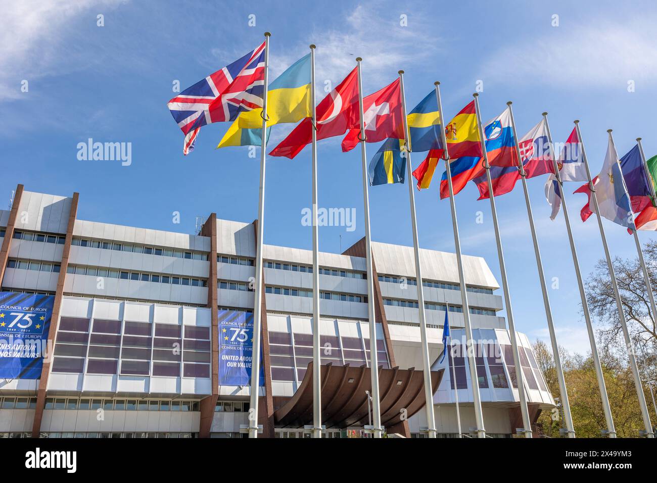 Gebaeude und Landesflaggen am Europarat a Strasburgo. 06.04.2024 Straßburg, fra - Gebaeude und Landesflaggen., Strassburg Frankreich, FR Europarat *** edifici e bandiere nazionali al Consiglio d'Europa di Strasburgo 06 04 2024 Strasburgo, fra Buildings and National Flags, Strasburgo Francia, FR Consiglio d'Europa Foto Stock