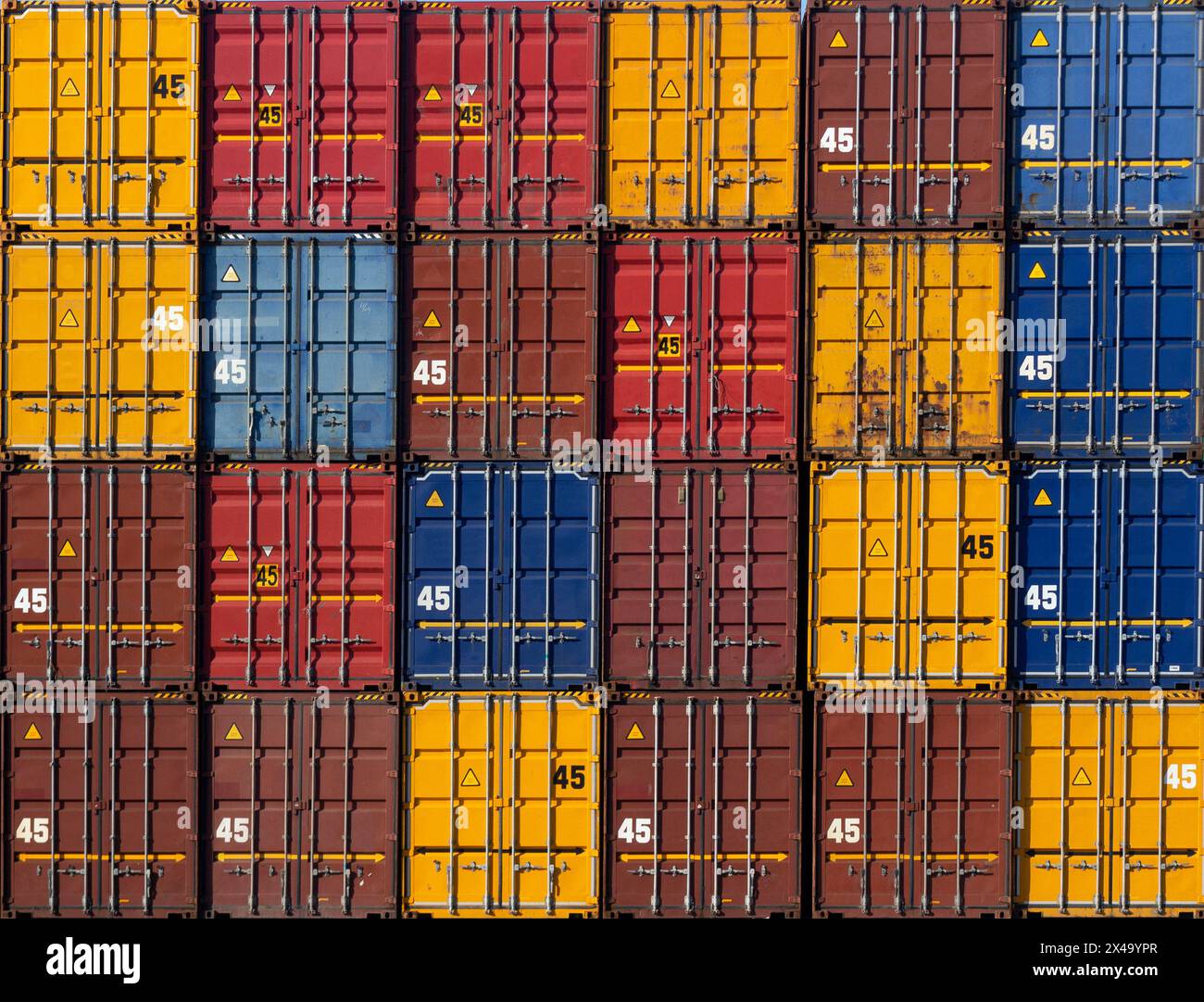 Contenitori di spedizione colorati impilati nel porto Foto Stock