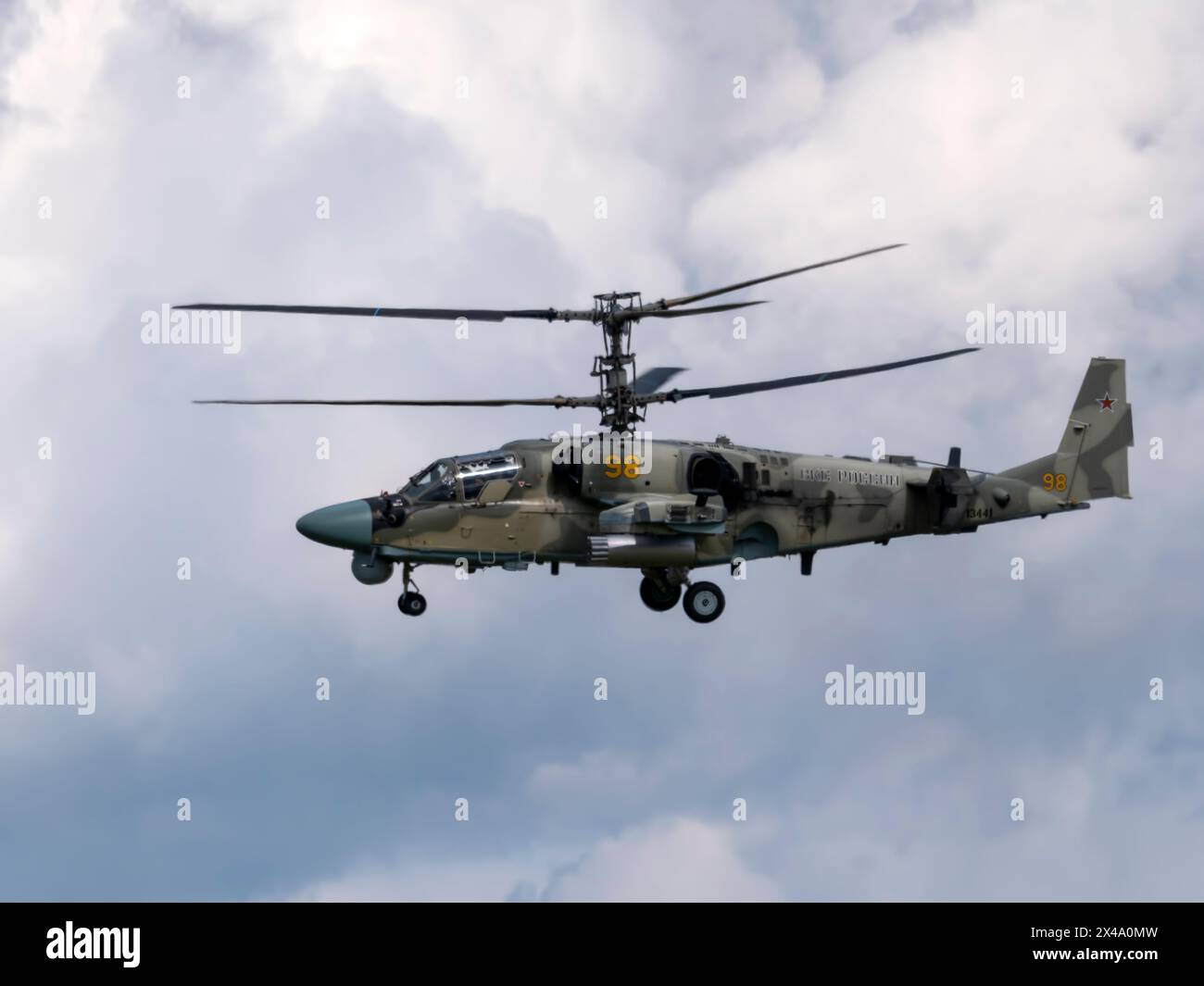ZHUKOVSKY, RUSSIA - 25 luglio 2021: Dimostrazione dell'elicottero Ka-52 Alligator di Kamov dell'aeronautica russa al MAKS-2021, Russia. Foto Stock