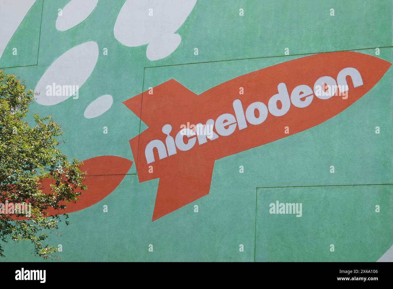 Burbank, California, Stati Uniti d'America - 28 aprile 2024: Un logo arancione del razzo Nickelodeon è raffigurato dipinto su un edificio dell'Animation Studio durante il giorno. Fil Foto Stock