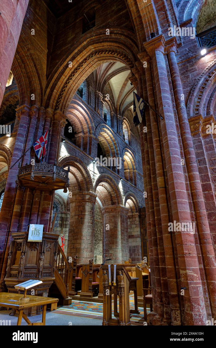 La cattedrale di San Magno a Kirkwall è stupenda sia all'interno che all'esterno. Costruito in arenaria rossa e gialla, è un'attrazione imperdibile nelle Orcadi Foto Stock