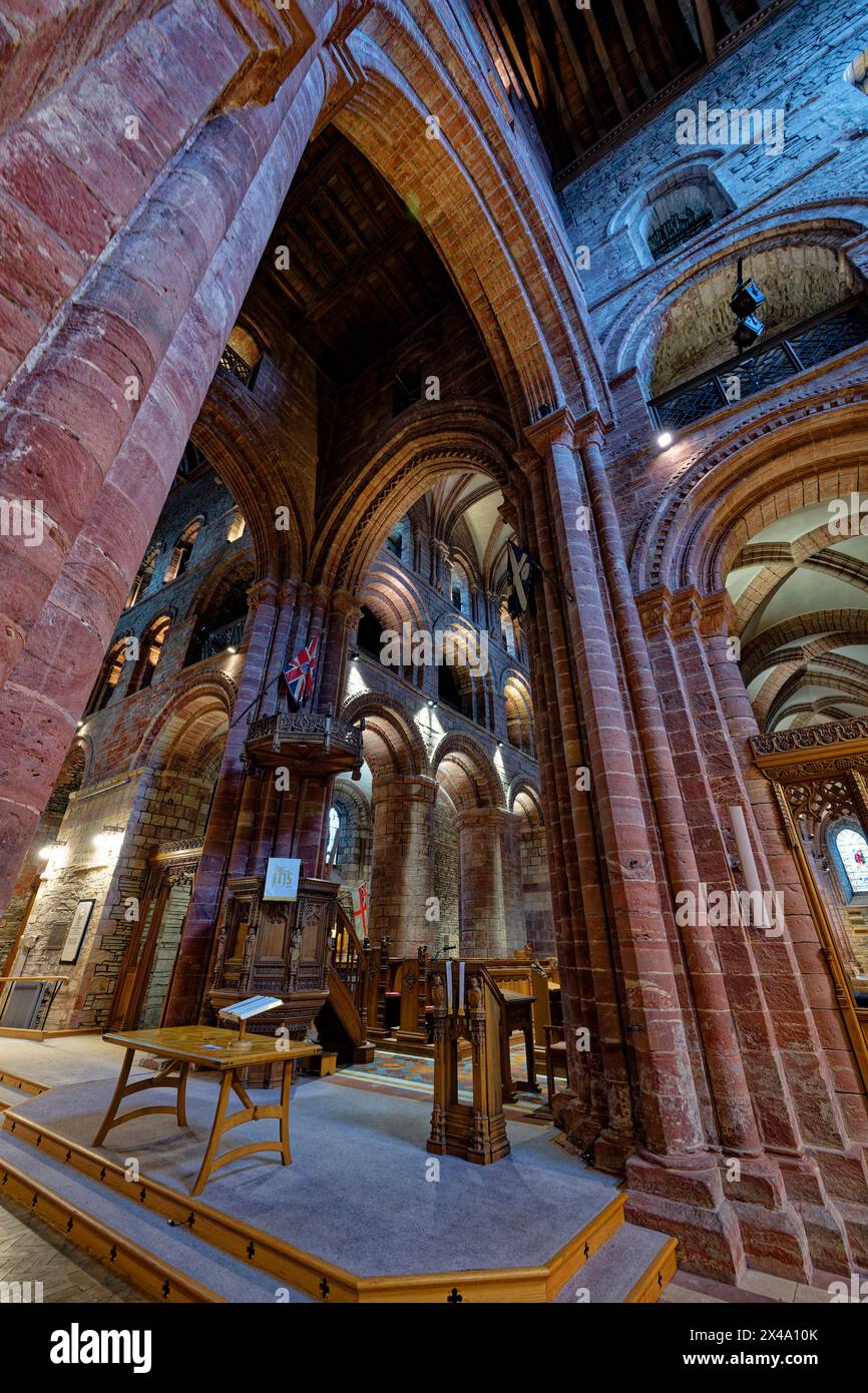 La cattedrale di San Magno a Kirkwall è stupenda sia all'interno che all'esterno. Costruito in arenaria rossa e gialla, è un'attrazione imperdibile nelle Orcadi Foto Stock