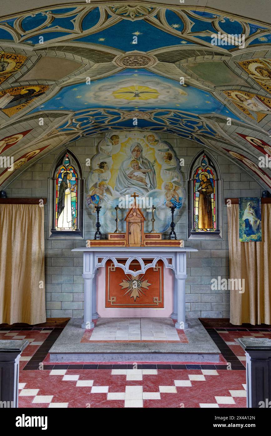L'interno stupendo della Cappella italiana sull'isola di Lamb Holm, nelle Orcadi a nord della Scozia, smentisce il suo umile inizio come una capanna Nissen della seconda guerra mondiale Foto Stock
