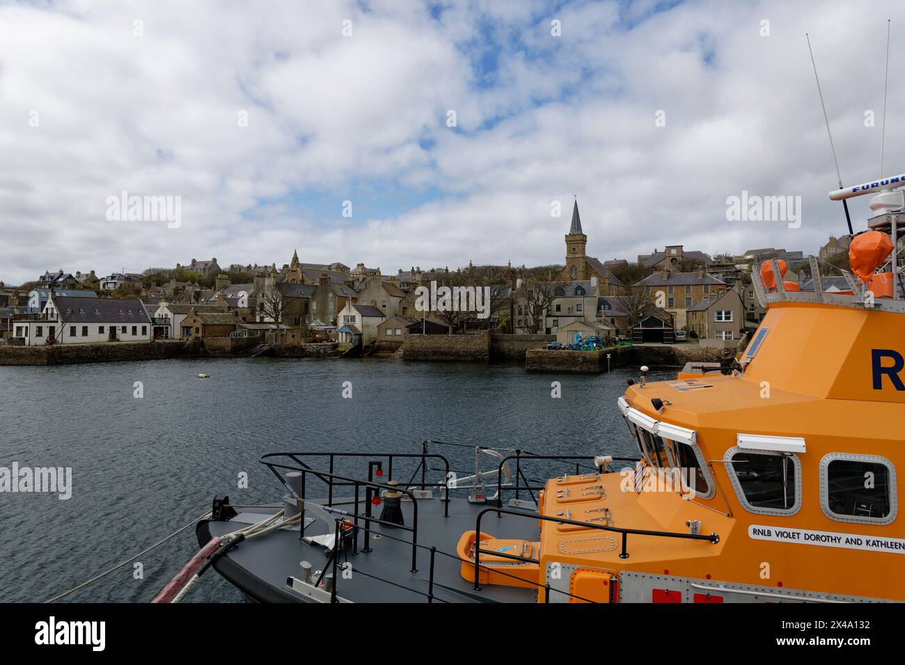 La pittoresca Stromness è la seconda città più grande delle Orcadi, un gruppo di isole a nord della Scozia. Il servizio traghetti NorthLink opera qui. Foto Stock