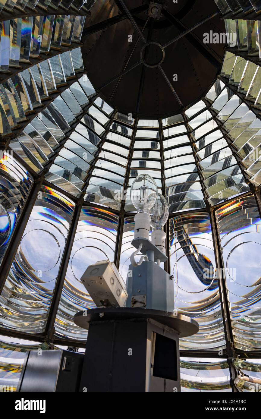 Lenti e lampade Fresnel nel faro North Ronaldsay, il faro terrestre più alto del Regno Unito. Foto Stock
