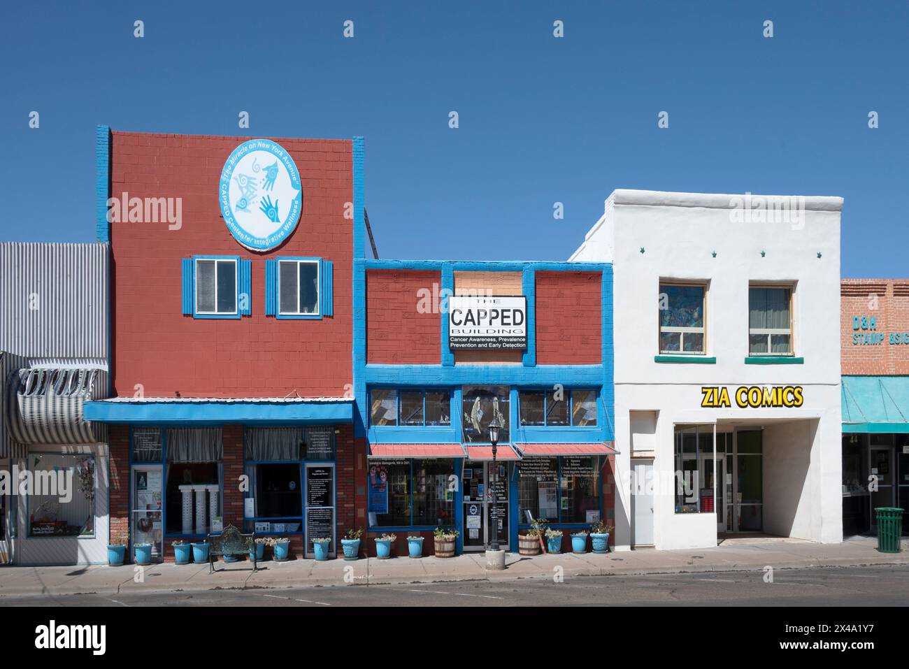 L'ingresso all'organizzazione no-profit LIMITATA che offre servizi sanitari, accanto al negozio Zia Comics nel centro di Alamogordo, NEW MEXICO Foto Stock
