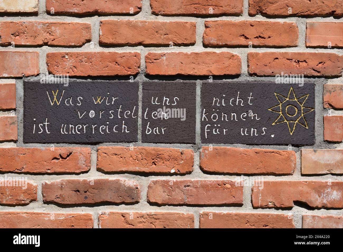27.05.2017 Keramik Deutschland/ Niedersachsen/ Wendland/ Landkreis Lüchow Dannenberg/ Bülitz/ Wohnhaus/ in der Backsteinwand sind gebrannte Tontafeln mit der Aufschrift wir uns nicht vorstellen können ist unerreichbar für uns eingearbeitet/ ***Nutzung nur redaktionell*** ** 27 05 2017 ceramica Germania inferiore Sassonia distretto di Wendland Lüchow Dannenberg Bülitz casa residenziale nel muro di mattoni sono tavolette di argilla cotte con l'iscrizione What non possiamo immaginare che sia irraggiungibile per noi solo per scopi editoriali Foto Stock