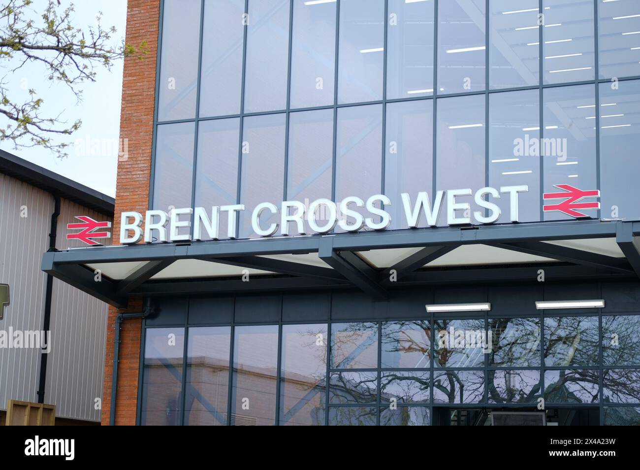 LONDRA - 23 APRILE 2024: Stazione ferroviaria di Brent Cross West - stazione di collegamento del tamigi nel nord-ovest di Londra Foto Stock