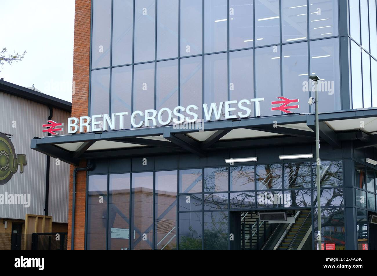 LONDRA - 23 APRILE 2024: Stazione ferroviaria di Brent Cross West - stazione di collegamento del tamigi nel nord-ovest di Londra Foto Stock