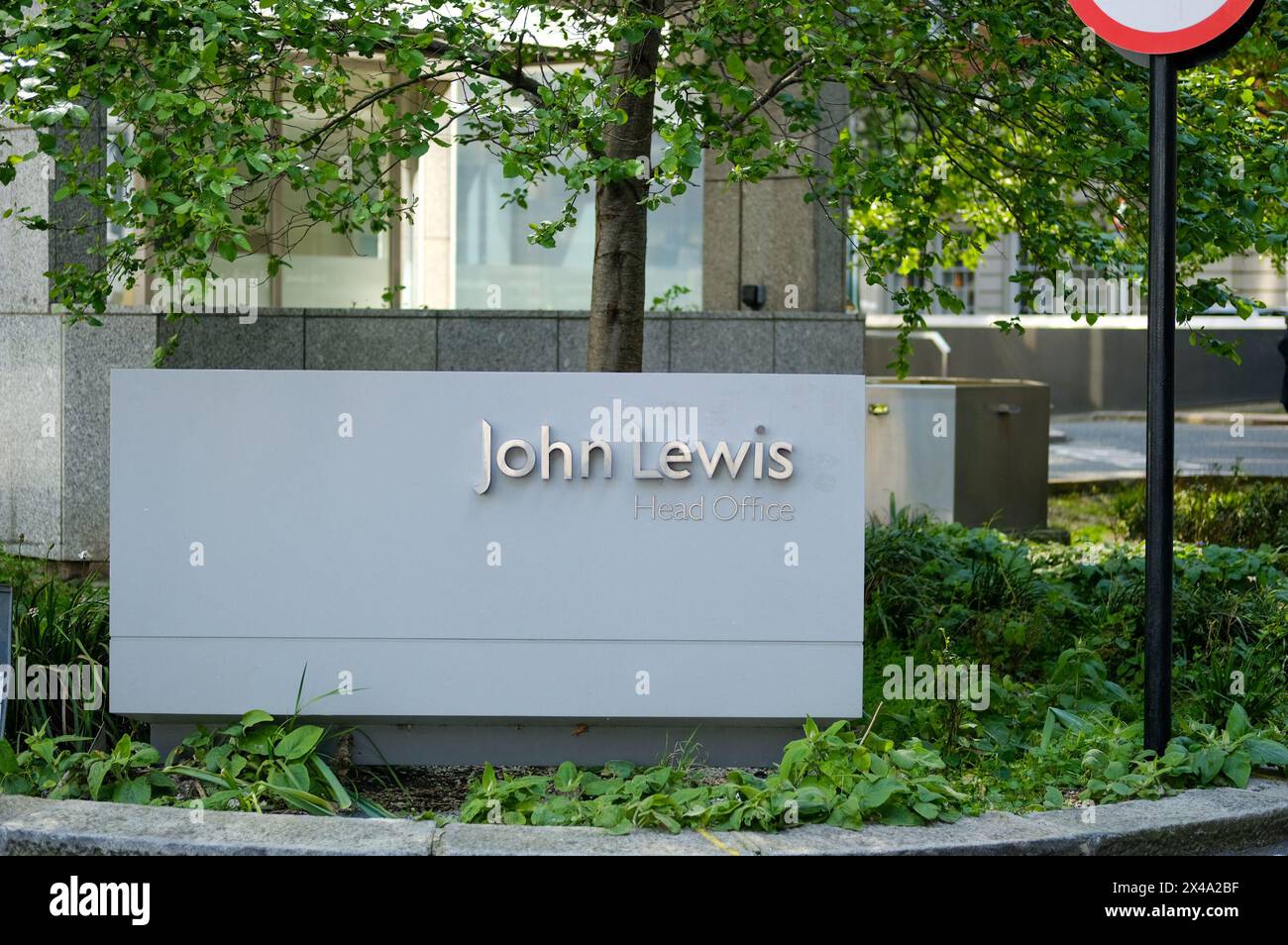 LONDRA - 29 APRILE 2024: Cartello della sede centrale di John Lewis su Victoria Street, SW1. Foto Stock