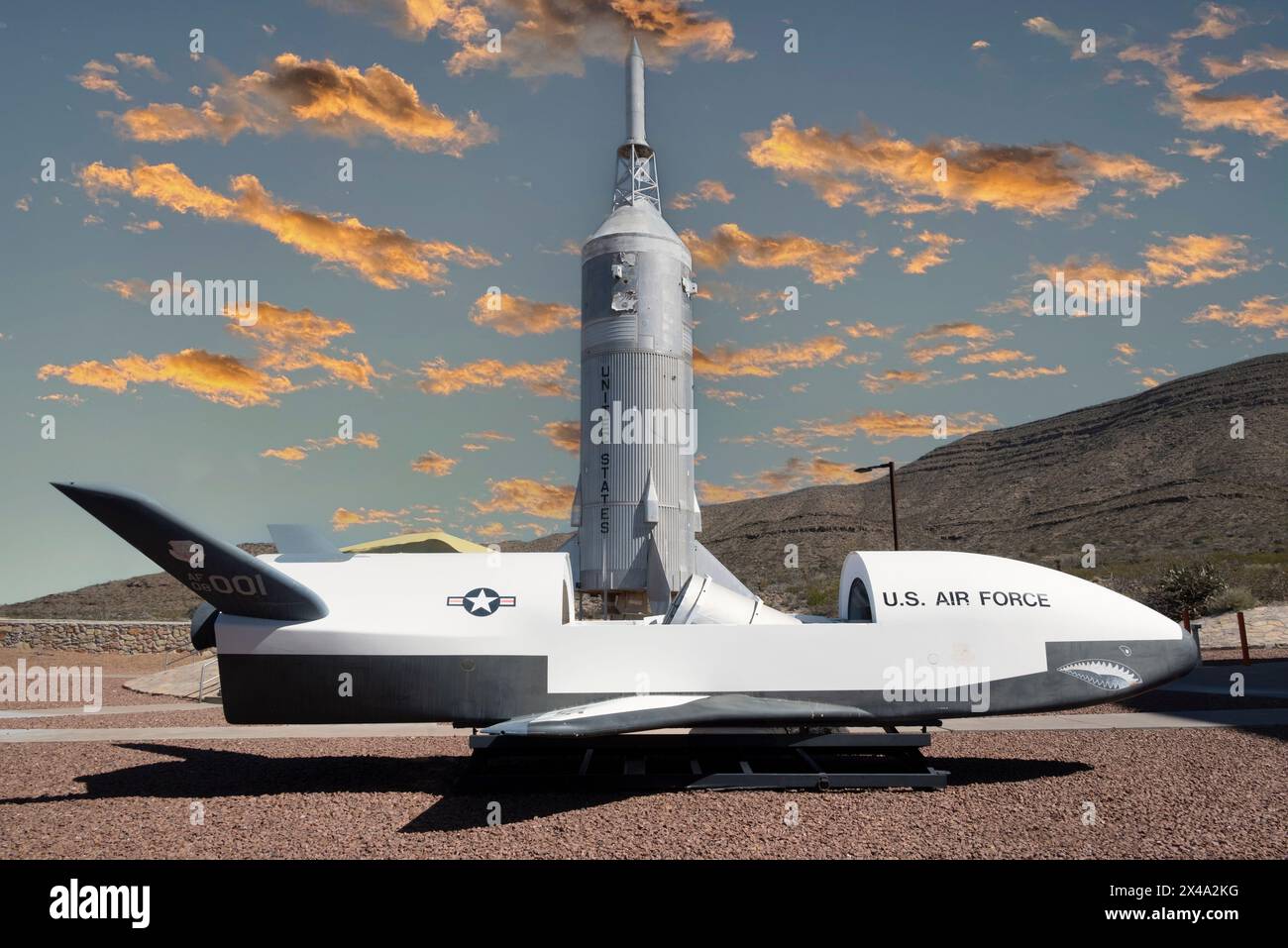 Un razzo e un'imbarcazione della US Air Force in mostra al Museum of Space History di Alamogordo, New Mexico, USA Foto Stock