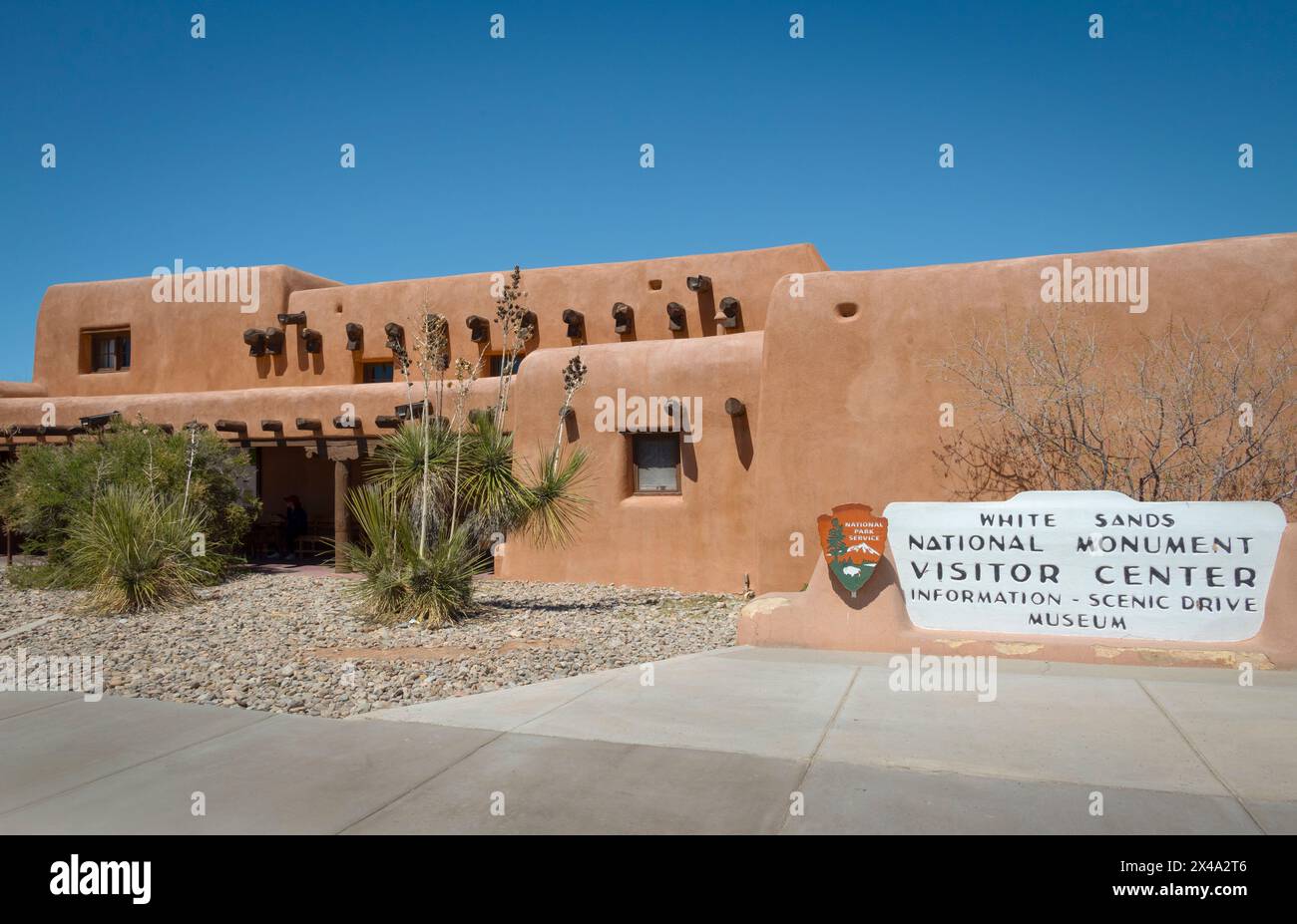 Ingresso al White Sands National Monument Visitor Center con cartellonistica e edificio in stile adobe pueblo ad Alamogordo, New Mexico, USA Foto Stock