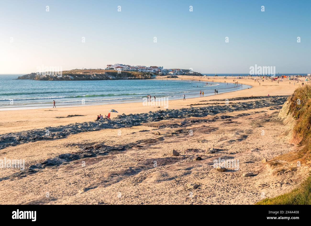 Vista sulla spiaggia di Baleal vicino a Peniche in Portogallo nel tardo pomeriggio d'estate con l'isola di Baleal sullo sfondo. Foto Stock