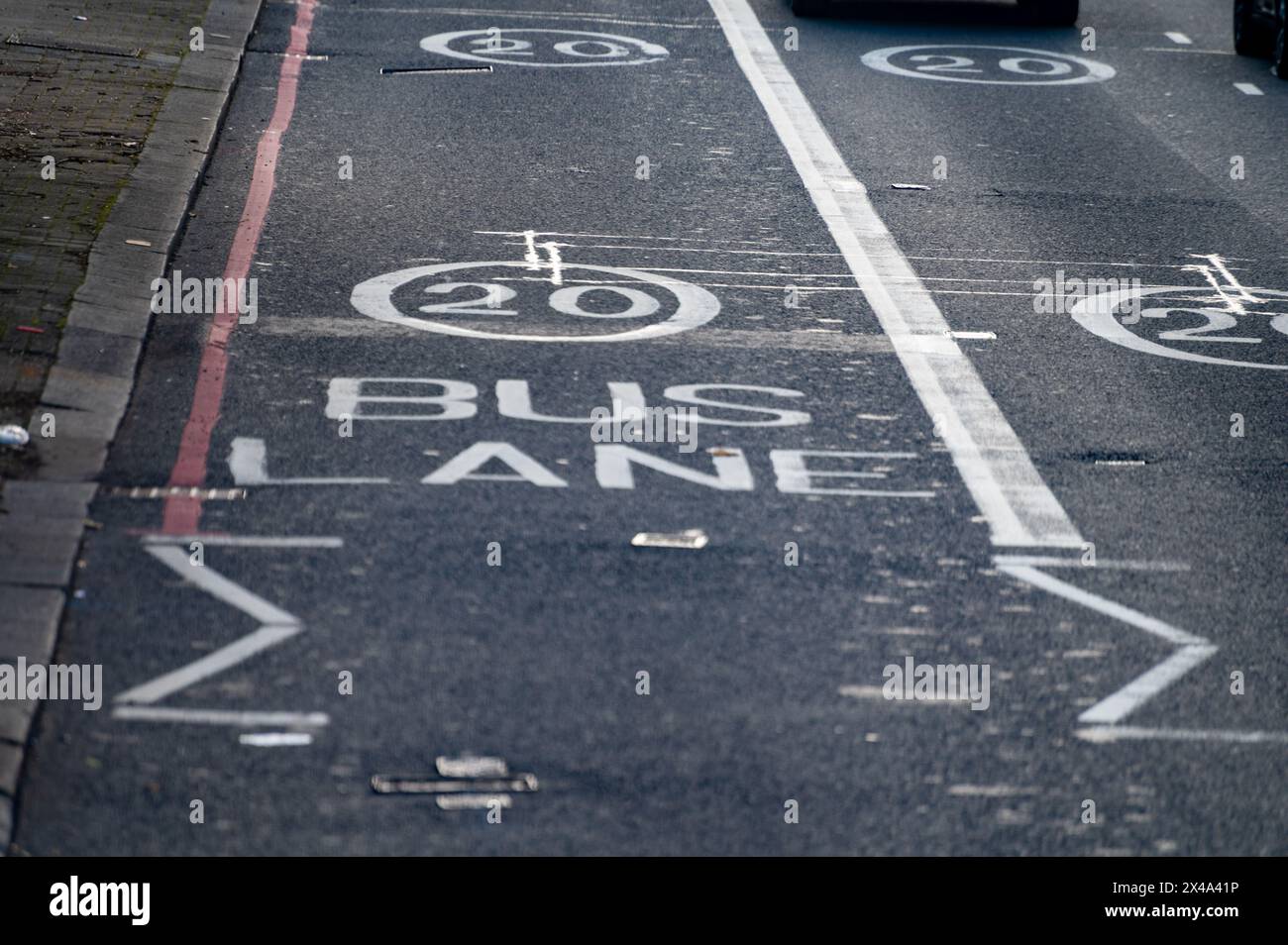 Trasporto nella città di Londra, strade, sigilli stradali, sigilli stradali, diverse avvertenze, indicazione delle indicazioni in Gran Bretagna, vita cittadina in Inghilterra Foto Stock