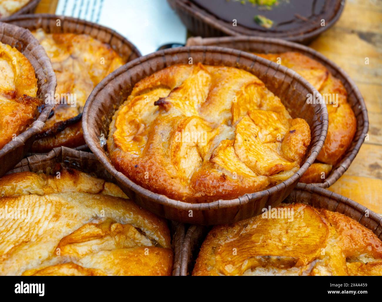 Dolci dolci, torte di mele rustiche biologiche, ciliegie, torte di mandorle sul mercato alimentare di Londra, Regno Unito Foto Stock