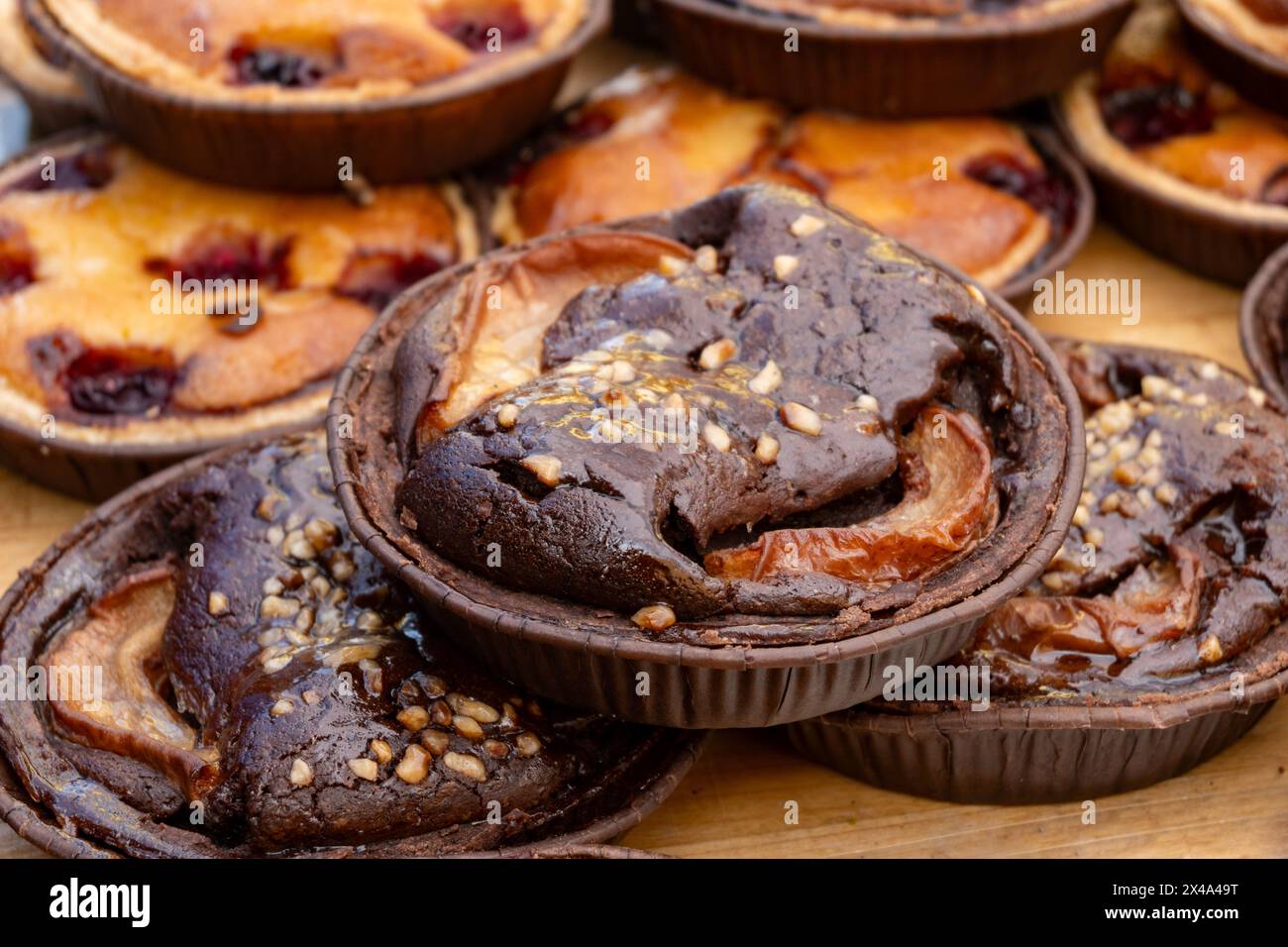 Dolci dolci, torte di mele rustiche biologiche, ciliegie, torte di mandorle sul mercato alimentare di Londra, Regno Unito Foto Stock