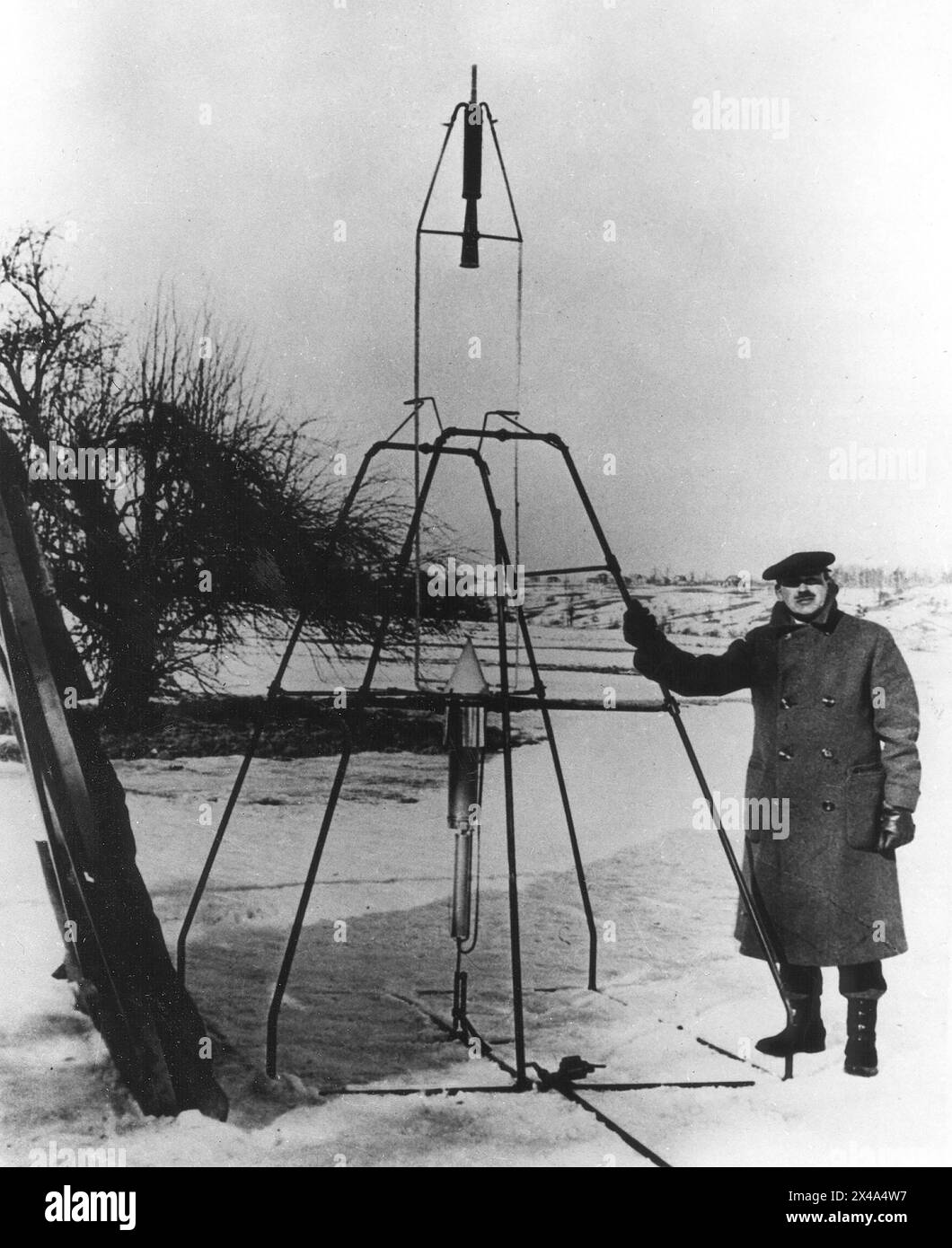 ROBERT GODDARD (1882-1945) fisico statunitense con il primo razzo a combustibile liquido ad Auburn, Massachusetts, l'8 marzo 1926 Foto Stock