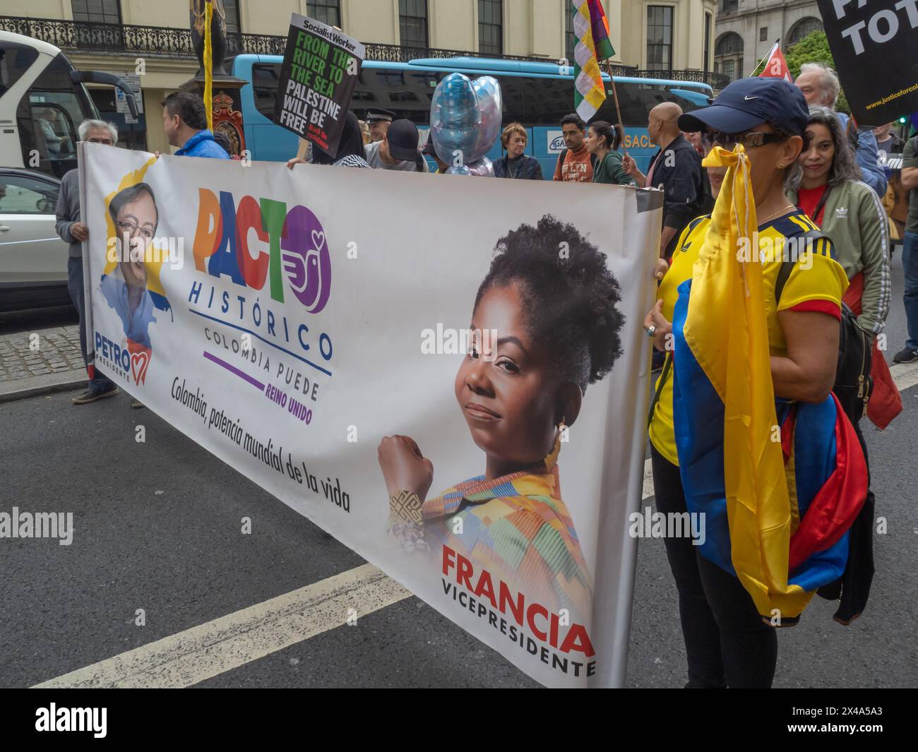 Londra, Regno Unito. Maggio 2024. Diverse migliaia di persone si sono incontrate a Clerkenwell Green il giorno di maggio per la giornata internazionale dei lavoratori a Trafalgar Square. Tra i partecipanti vi erano molte comunità etniche di Londra: Turche, curde, latinoamericane, filippine, indiane occidentali, indiano, singalese, tamil, iracheno, iraniano e molti altri, nonché molti sindacati britannici, gruppi comunisti e anarchici. Molti hanno dimostrato il loro sostegno alla Palestina e ad altre questioni internazionali. Peter Marshall/Alamy Foto Stock