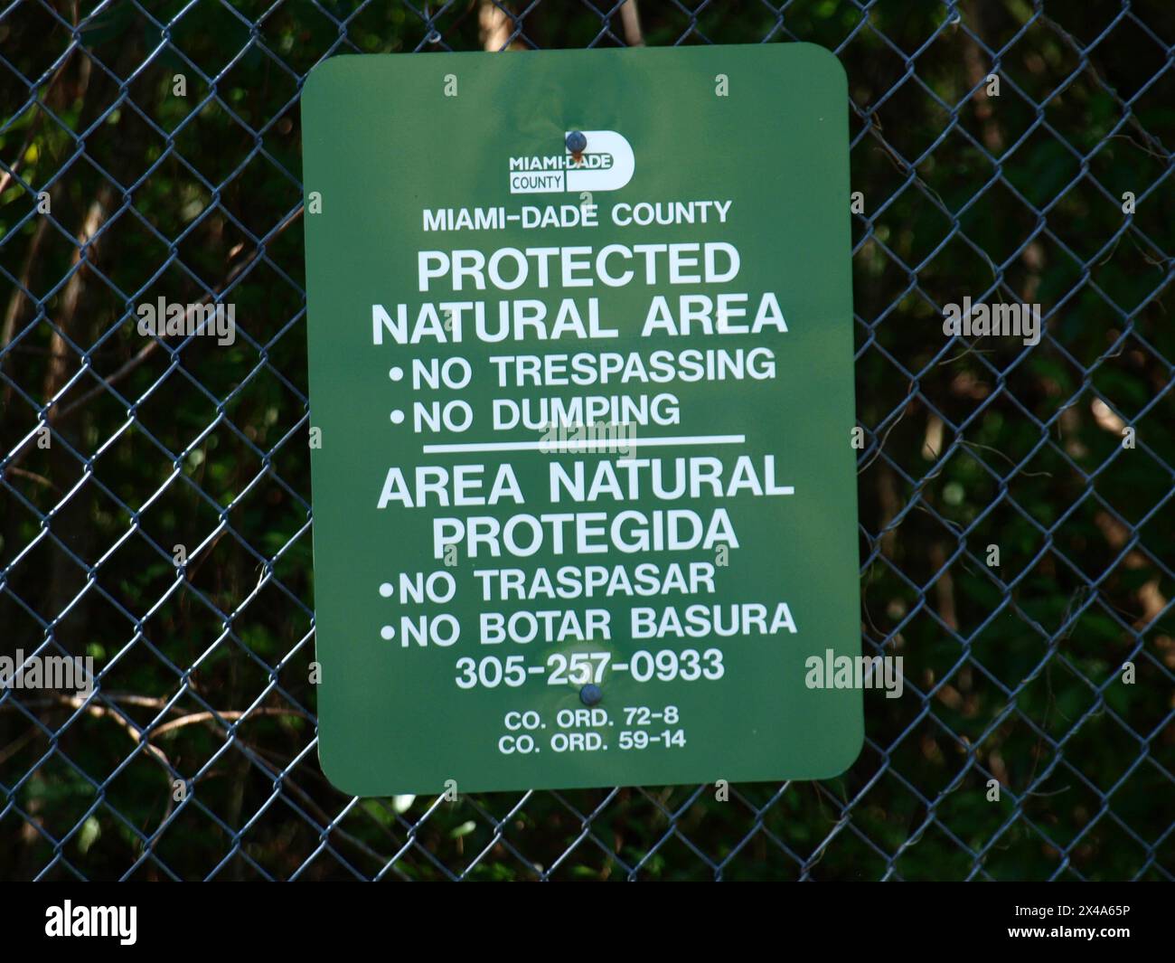 Miami, Florida, Stati Uniti - 20 aprile 2024: Segno bilingue dell'area naturale protetta. Niente disprezzo, niente dumping. Solo per uso editoriale. Foto Stock